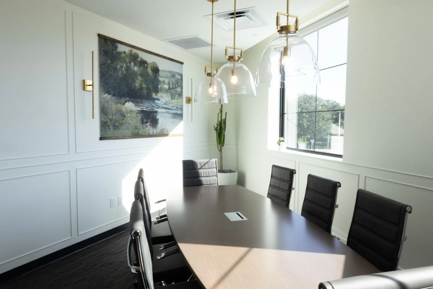 🌟EDWARD JONES PROJECT -PHOTOS🌟

Huge congratulations to my client on his grand opening last month!

He wanted something beyond the typical Edward Jones standard, so we kept the brand foundation but elevated the space with a modern masculine transit