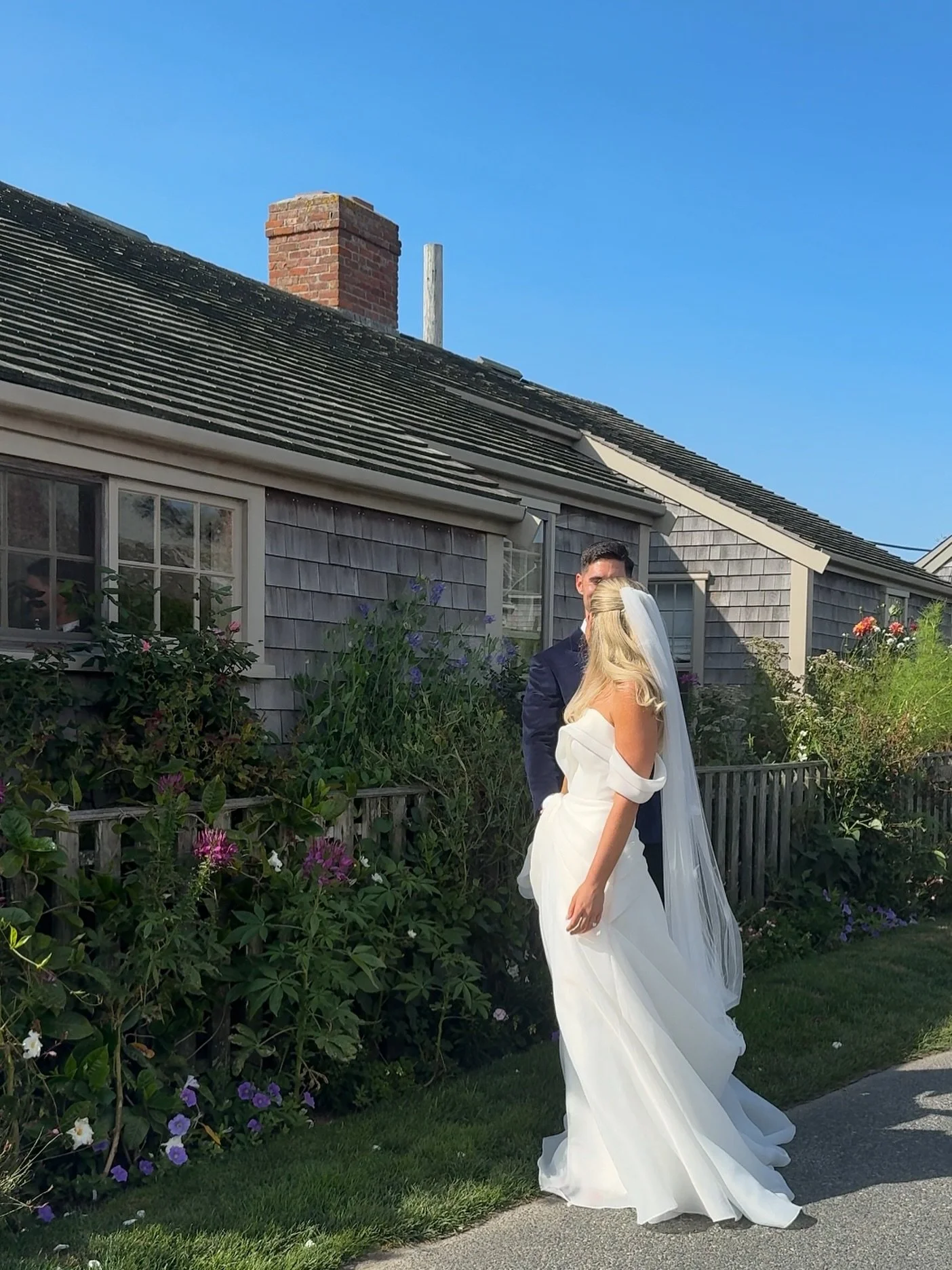 A moment for the dress 👰🏼&zwj;♀️ @saintbridal 

#wedding #nantucketweddingcontent #nantucket #sconset #fallwedding #weddingdress