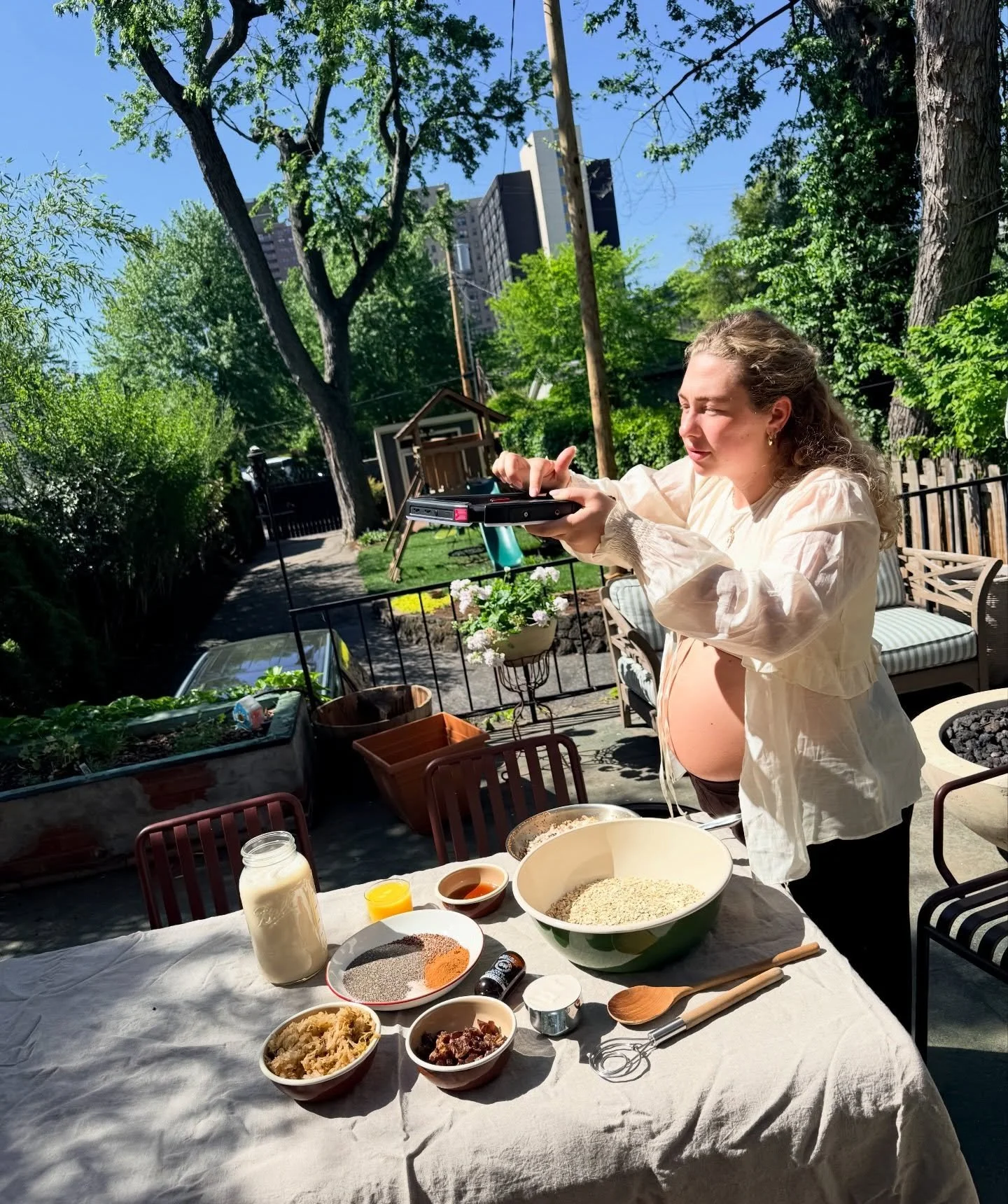 Shooting content 36 weeks pregnant ☁️🫶🏻🤳🏼 

shoutout @nourished_throughout for the bts ✨