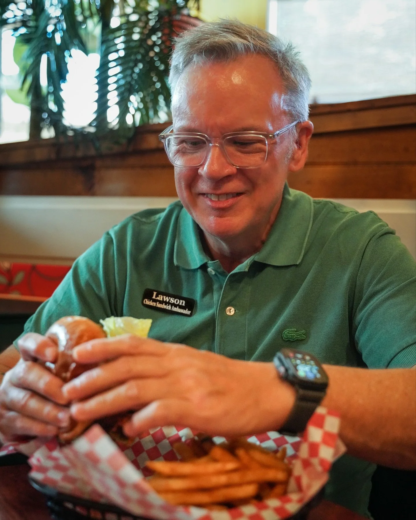 Get you someone who looks at you like our *Chicken Sandwich Ambassador* looks at the piri piri chicken sandwich. ❤️&zwj;🔥🍗✨ #inglewoodregular 

#inglewoodlounge #theelounge #eastnashville #piripirichicken #spicychickensandwich #spicychicken