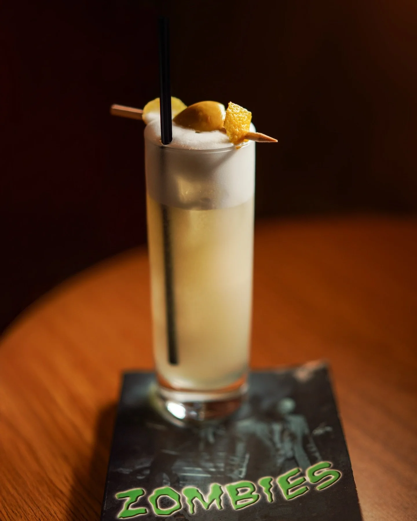 Elegant. Undead. Unforgettable. 🫒 
DIRTY GIN SOUR : gin &bull; lemon &bull; olive &bull; foam
Raise your spirits&hellip; Literally. 🧟&zwj;♀️✨🍸

#inglewoodlounge #cocktails #dirty #ginsour #foam #zombie #fallcocktails #eastnashville #gin