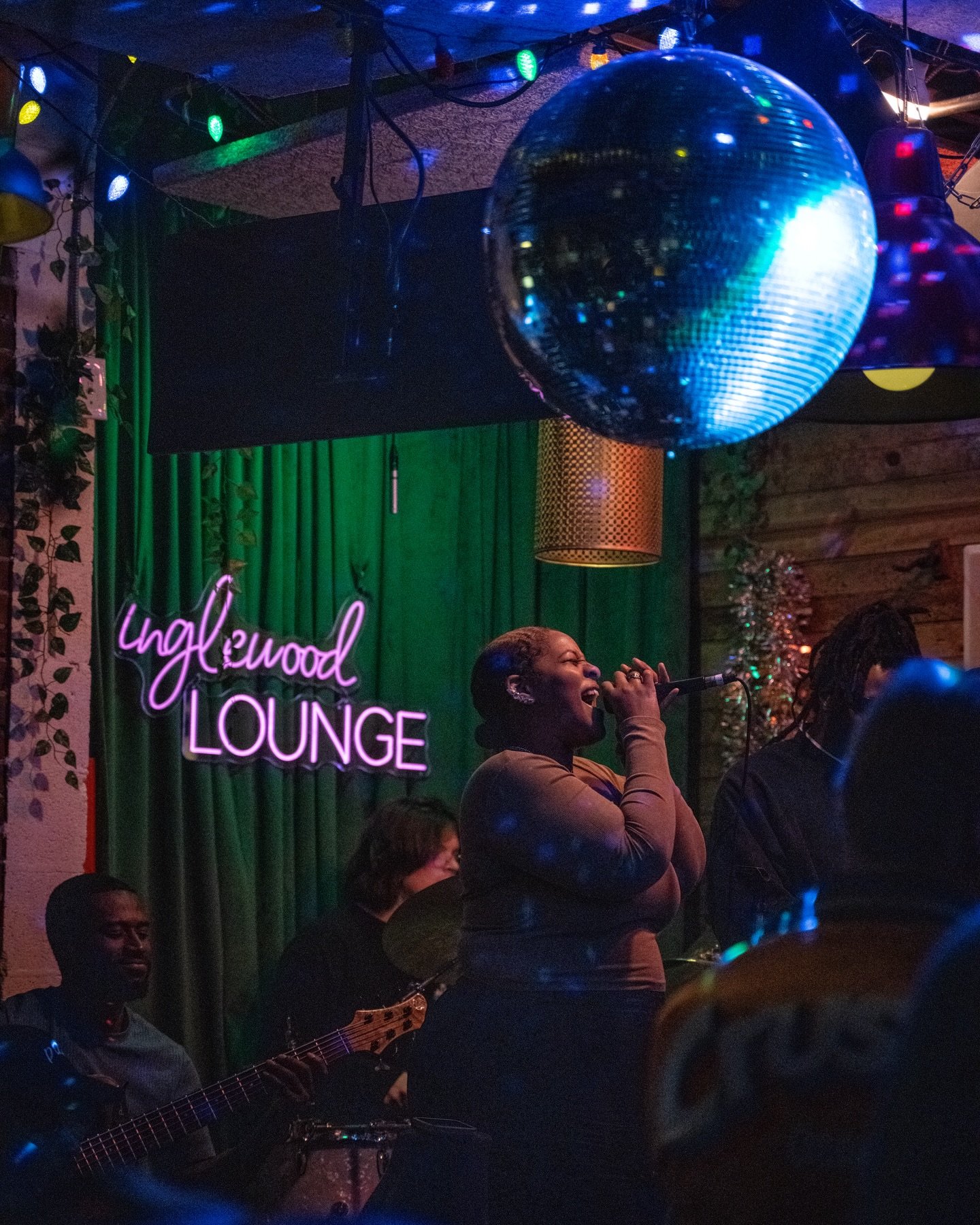 Inglewood Lounge nights&hellip;&hellip;.
You know the vibes. 🪩💗🎶🔥

#inglewoodlounge #eastnashville #livemusic #kitchenopenlate #cocktaillounge