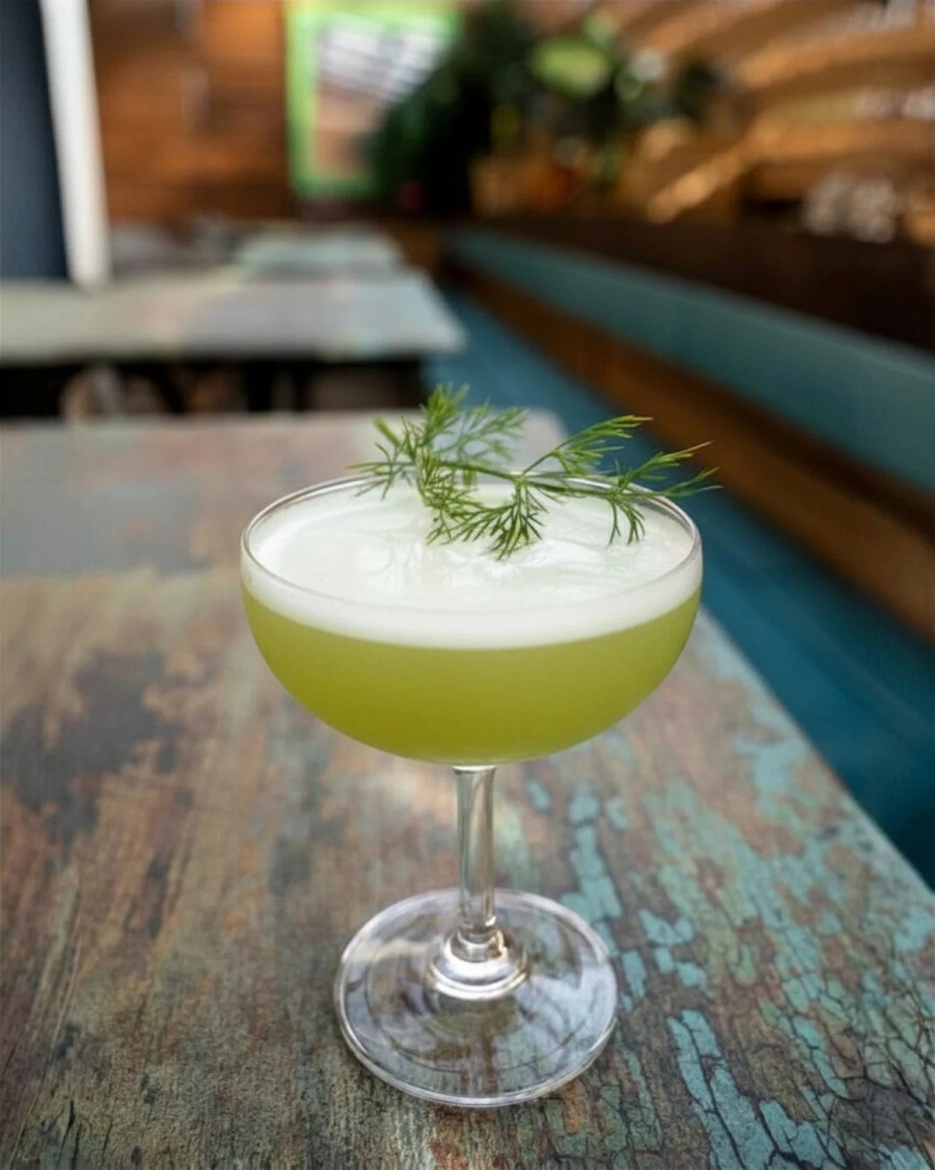 Sippin&rsquo; on Spring at the Lounge. 🍸🧚🏻&zwj;♂️
[GARDEN PARTY : gin + dill + basil + snap pea] 🫛 

#inglewoodlounge #gardenparty #eastnashville #cocktails #drinks