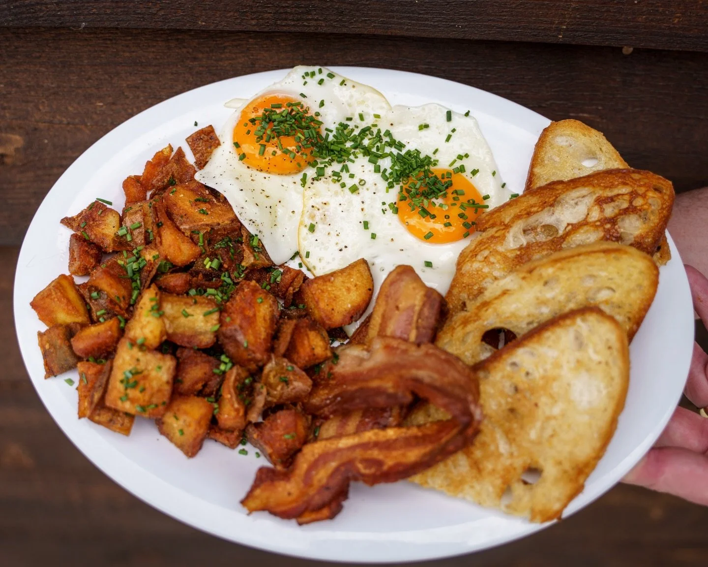 We won&rsquo;t ask what happened last night&hellip;
Just know we can fix it. 😉🍳🥓🍾 Your hangover cure &ldquo;Classic Breakfast&rdquo; &amp; laid-back Sunday brunch spot. ✨💗 (11AM-3PM)

#inglewoodlounge #brunchweekend #brunch #foodie #eastnashvill