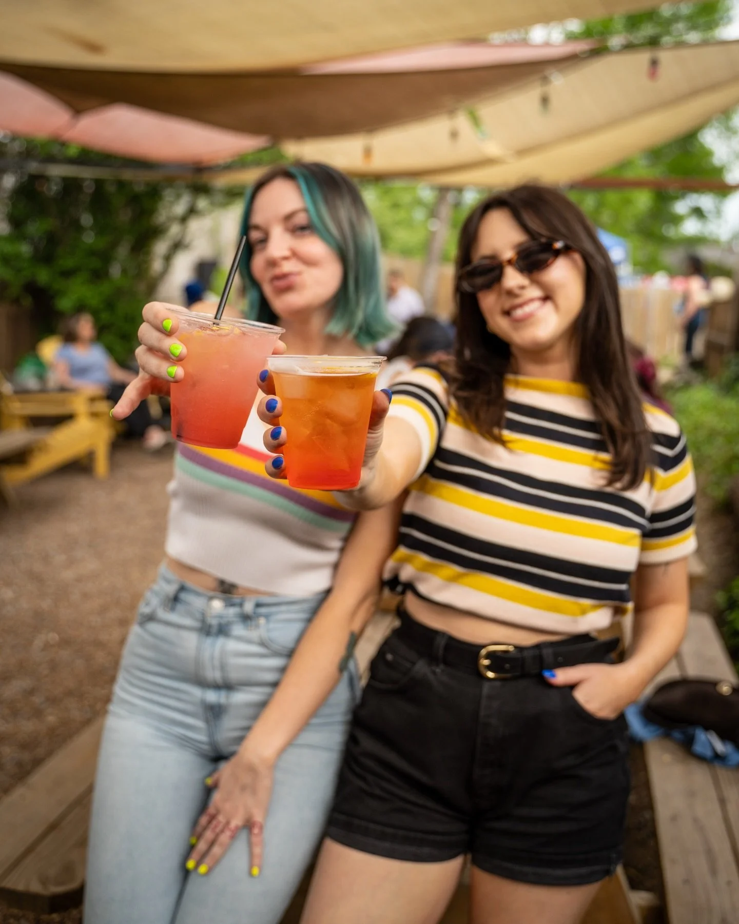 70&deg; + patio + bestie = say less 💅✨🍹
(Happy Hour 5-7PM ; Kitchen open til 1AM)

#inglewoodlounge #eastnashville #patioweather #patioseason #patiodrinks