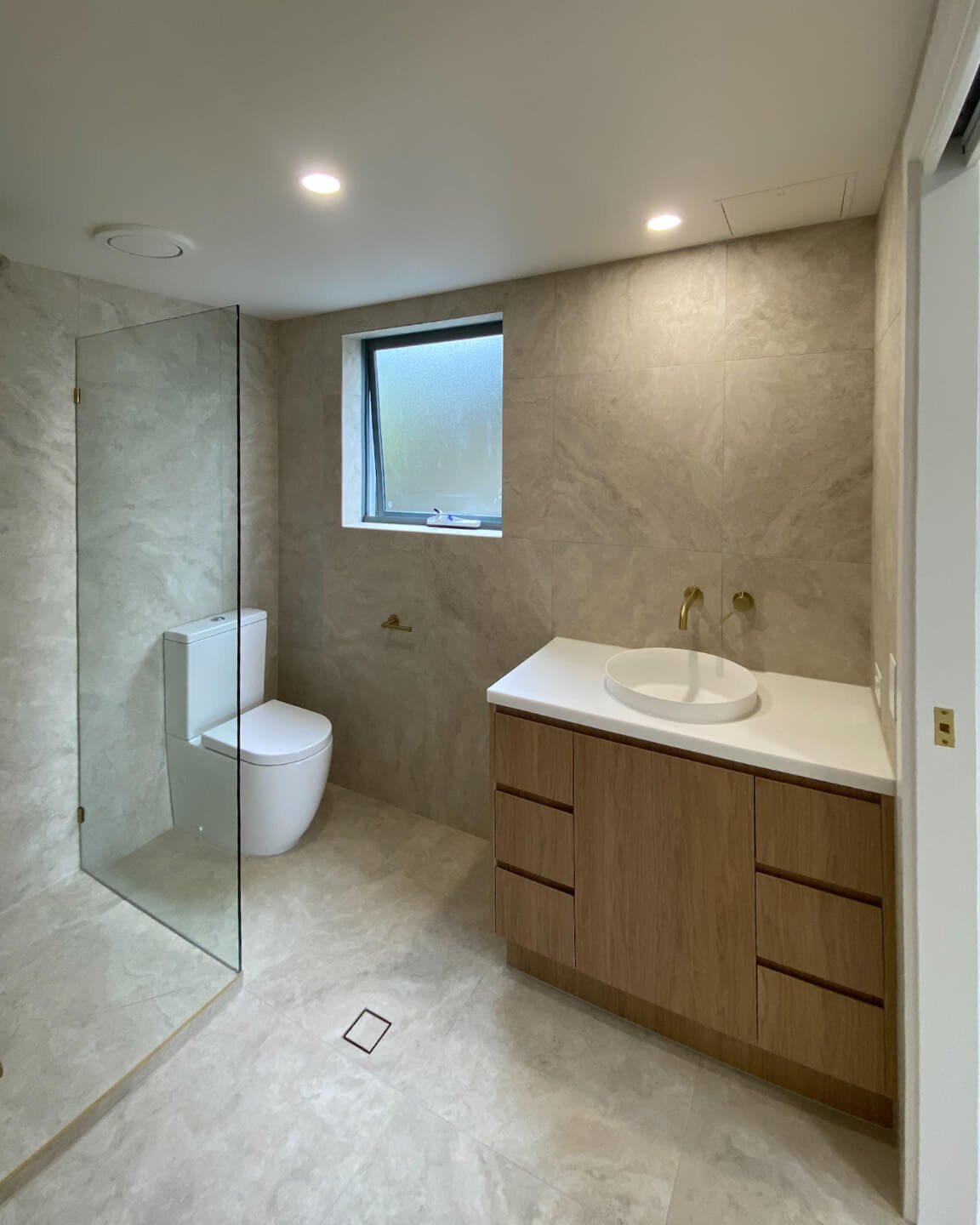 Ensuite alternate view.jpg