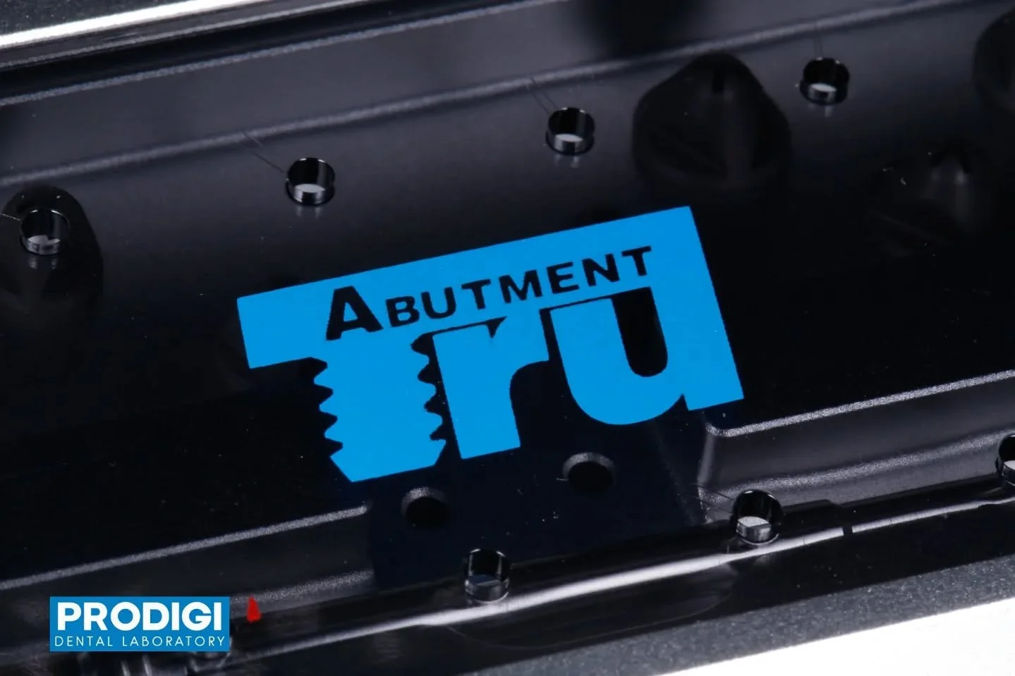 Precision that carries from planning to surgery 🔩🦷

The TruBolt anchor screw from TruAbutment serves as a critical alignment reference between digital planning and the surgical phase.

By maintaining a stable reference point, TruBolt helps ensure p