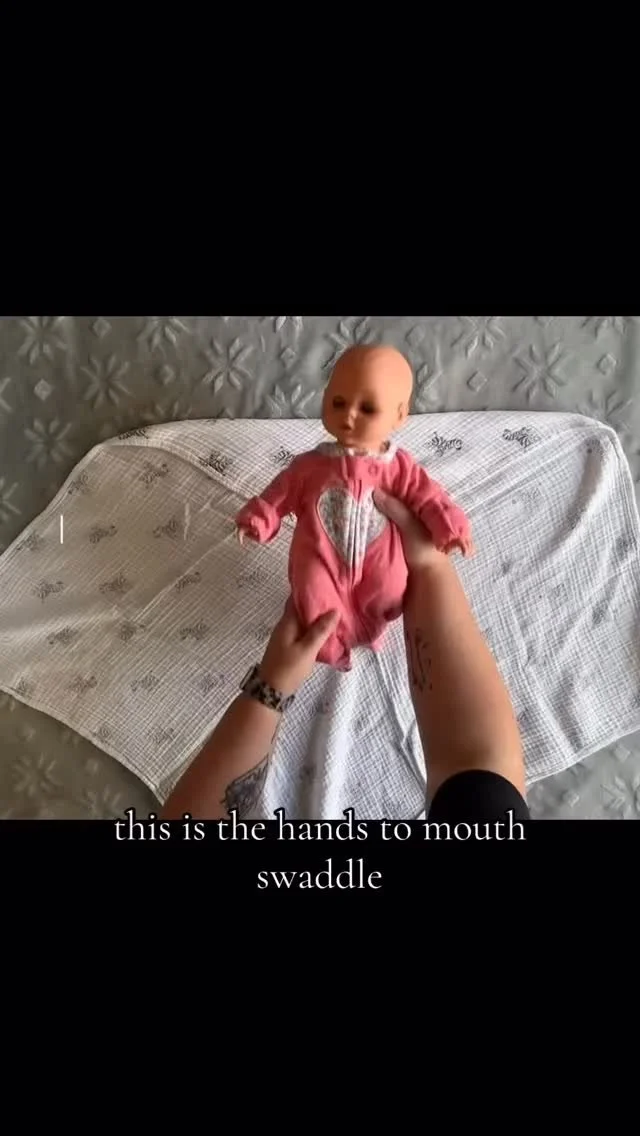 Some babies hate the arms-down swaddle… and that’s okay! The hands-to-mouth swaddle gives your newborn the comfort of being snug, while still letting them access their natural rooting + sucking reflexes. 🤲
✨ Benefits:
– Supports