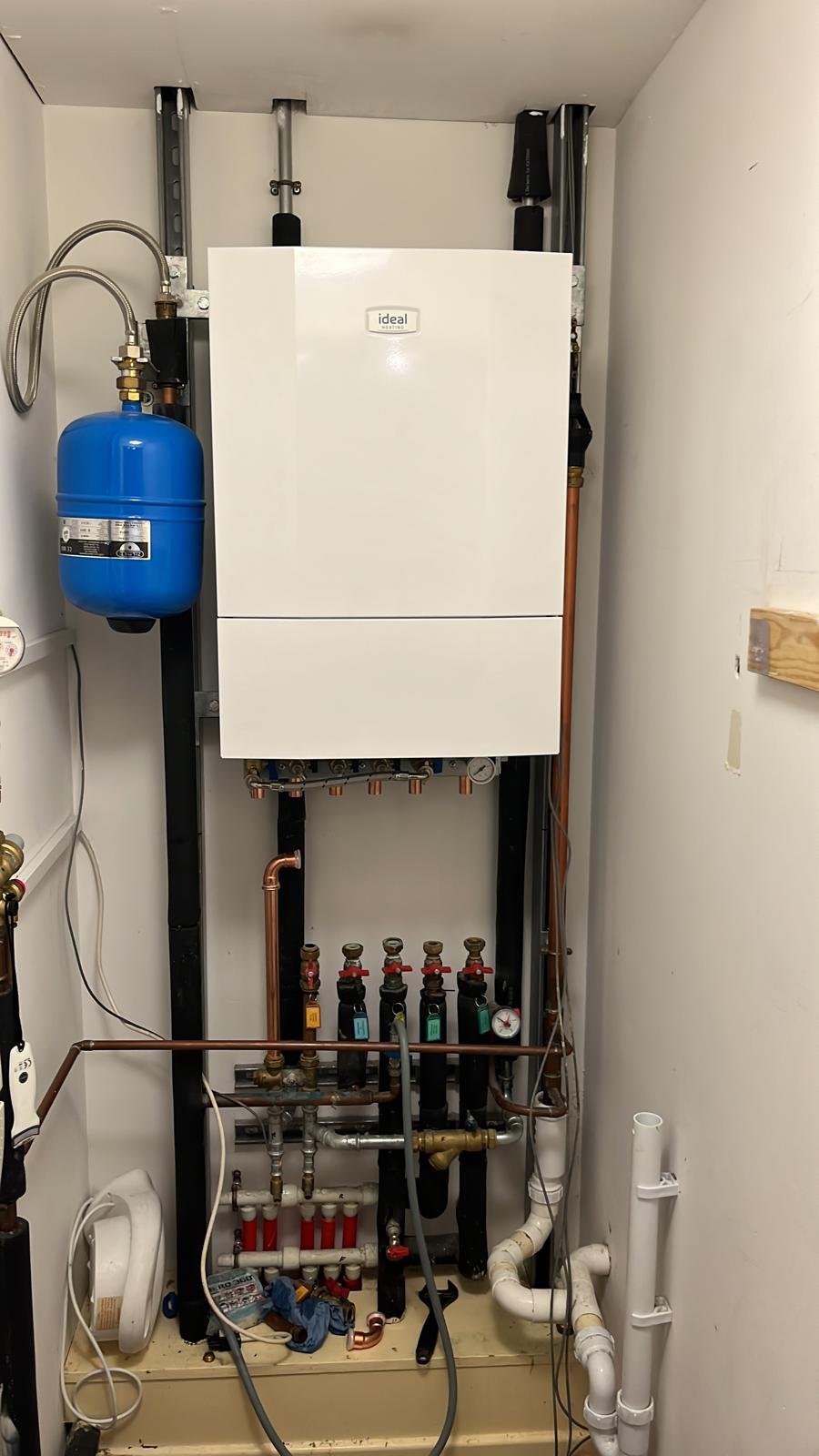 New Ideal POD I405HWM heat interface unit fully installed and operational. Epsom, KT19, South West London