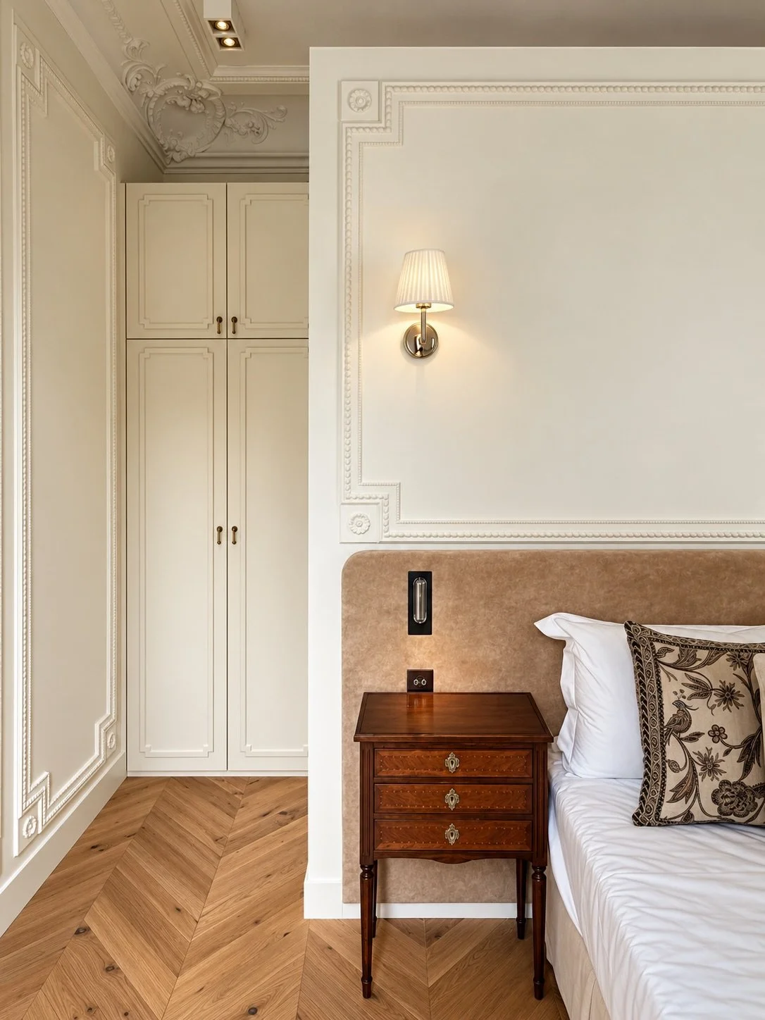Marceau &bull; Dans cet appartement parisien nous avons cr&eacute;&eacute; 3 suites , avec chacune le m&ecirc;me fil conducteur, celui de l'haussm&agrave;ien revisit&eacute; &bull; Ici la reprise des moulures existants sur les murs et la menuiserie, 