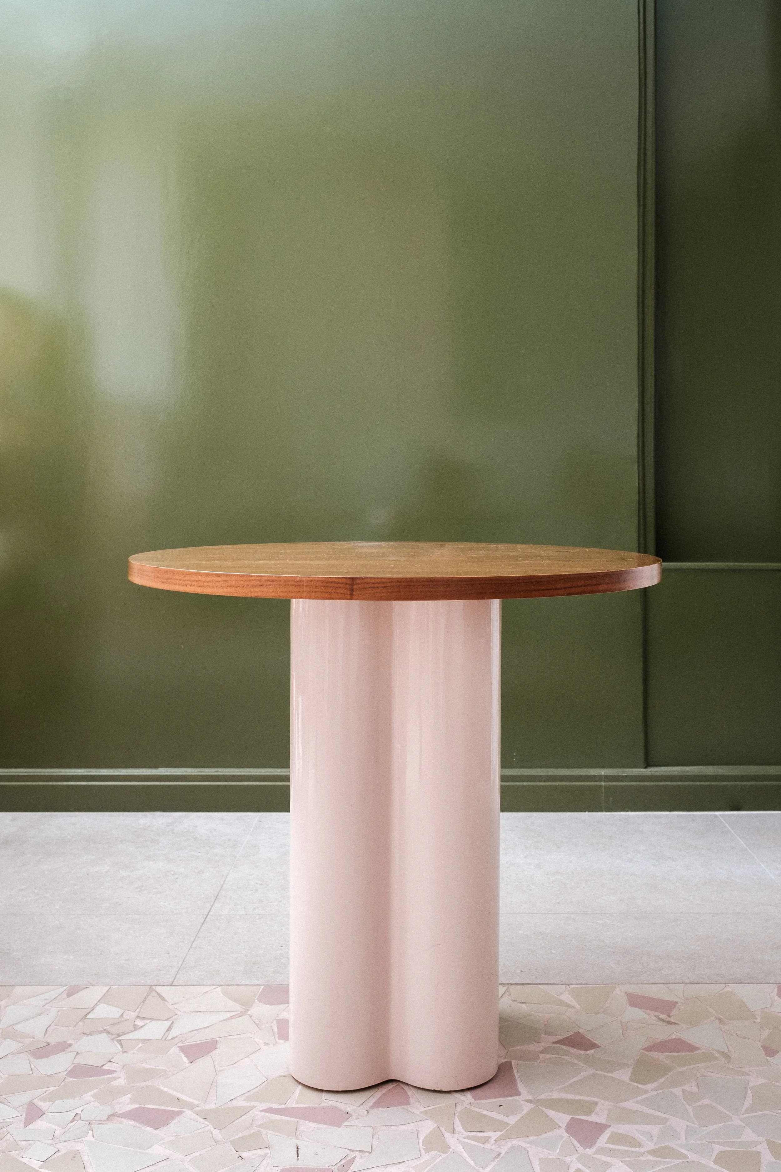 Table de salle à manger Flora ronde noyer pied rose pale