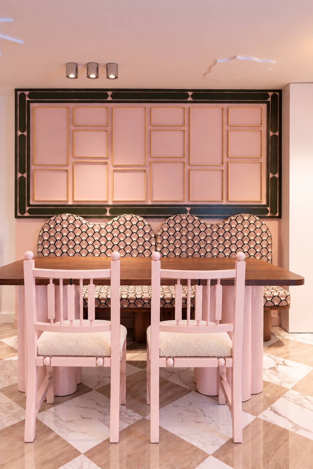 Salle à manger rose poudré et doré.png