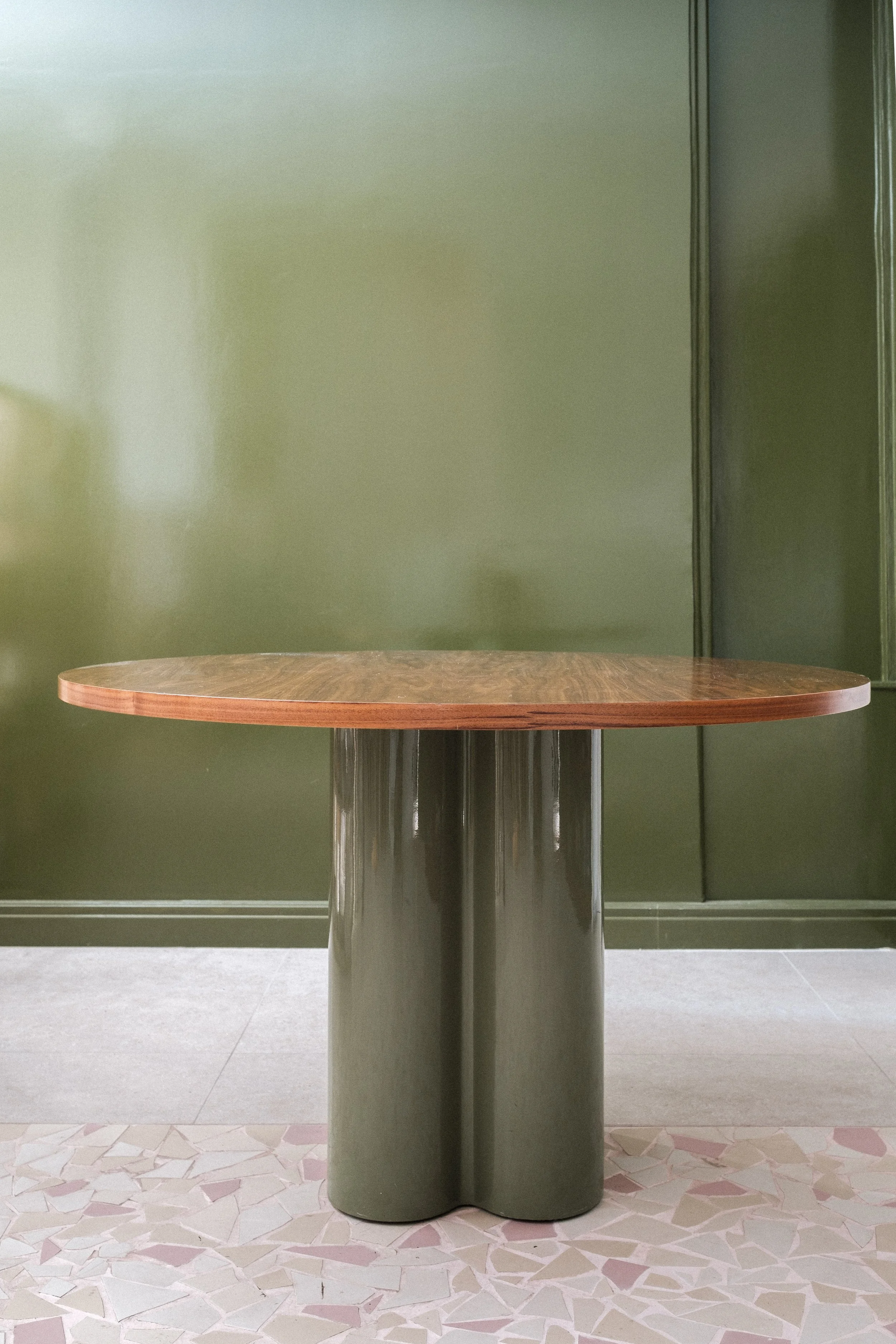 Table de salle à manger Flora ronde noyer pied vert