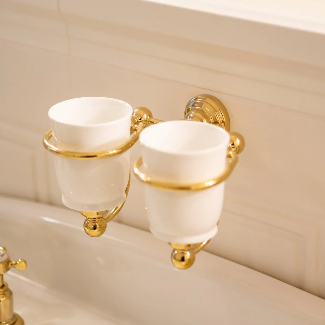 Perrin & Rowe Porzellanbecher Doppelt mit Wandhalterung. Für Liebhaber handgefertigter Manufakturqualität und zeitlosen Designs.