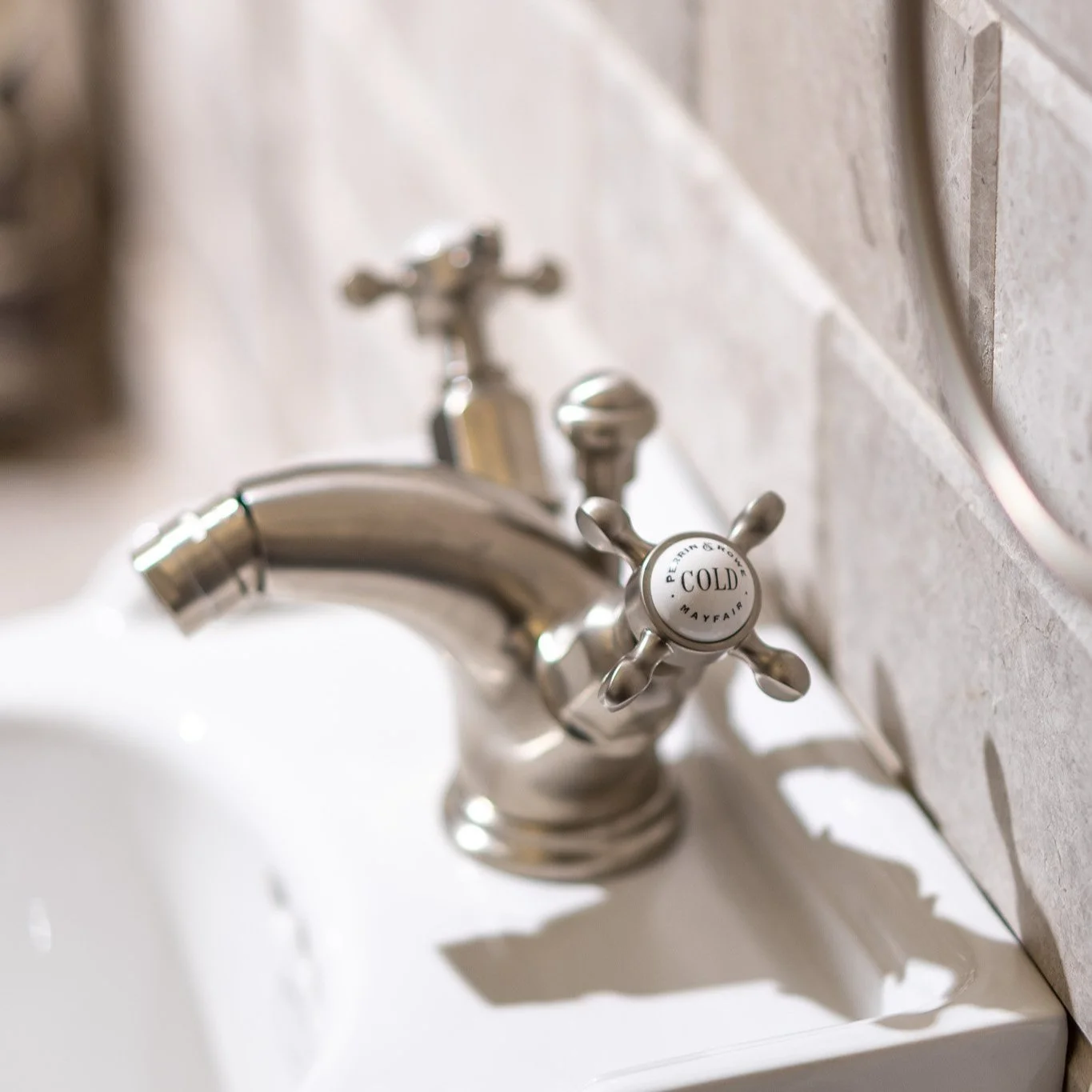Perrin & Rowe PR3676 CROSSHEAD Bidet-Einlochmischbatterie mit Kreuzgriffen, inkl. Zugknopf-Ablaufgarnitur. Ansicht zeigt Oberfläche in Nickel gebürstet.