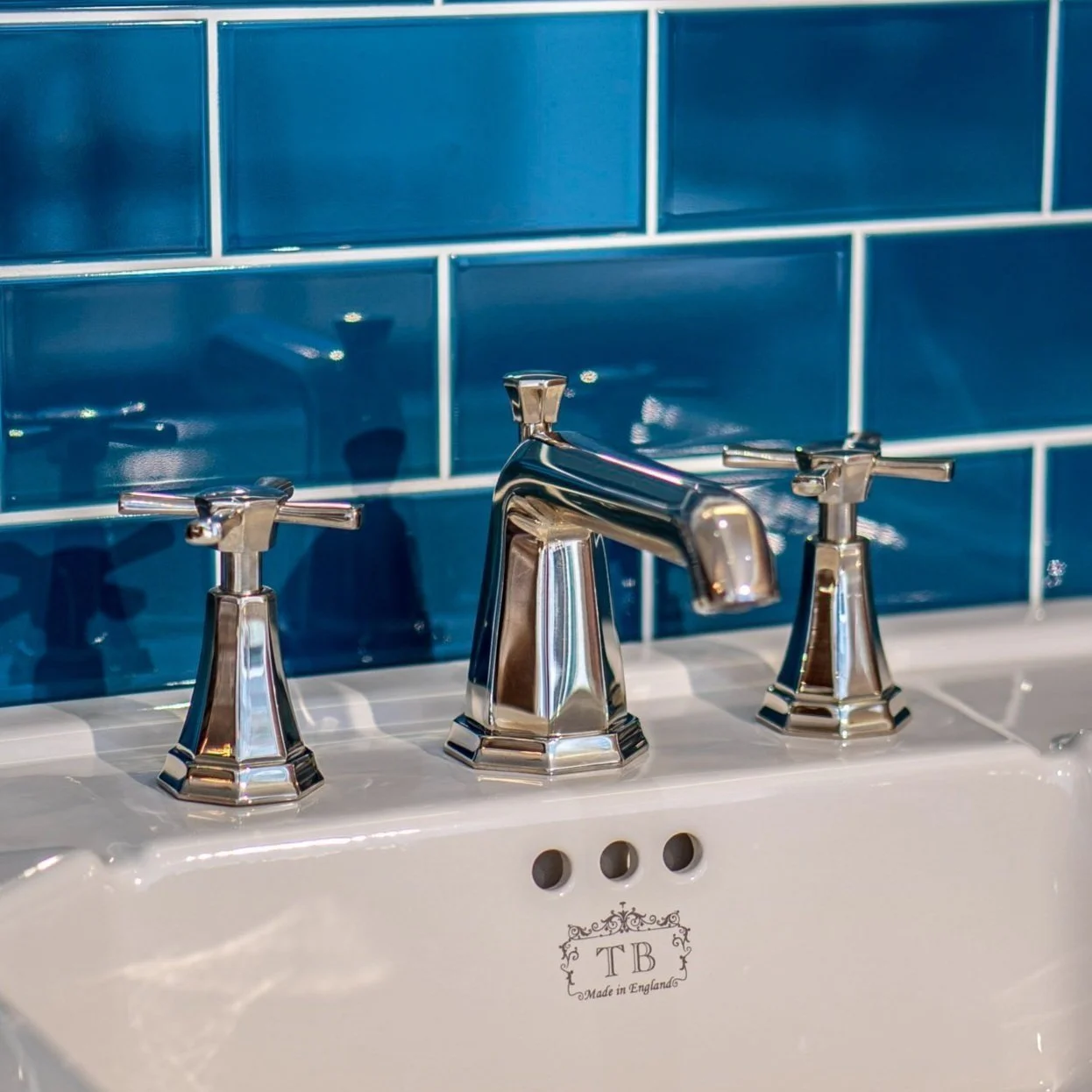 Perrin & Rowe PR3142 ART DECO Waschtisch 3-Loch Mischbatterie mit Kreuzgriffen, inkl. Zugknopf-Ablaufgarnitur. Hochwertige Manufakturfertigung.