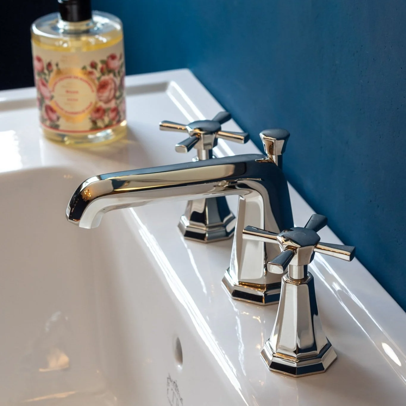 Perrin & Rowe PR3142 ART DECO Waschtisch 3-Loch Mischbatterie mit Kreuzgriffen, inkl. Zugknopf-Ablaufgarnitur. Diese Armatur wird auch heute noch handwerklich gefertigt.