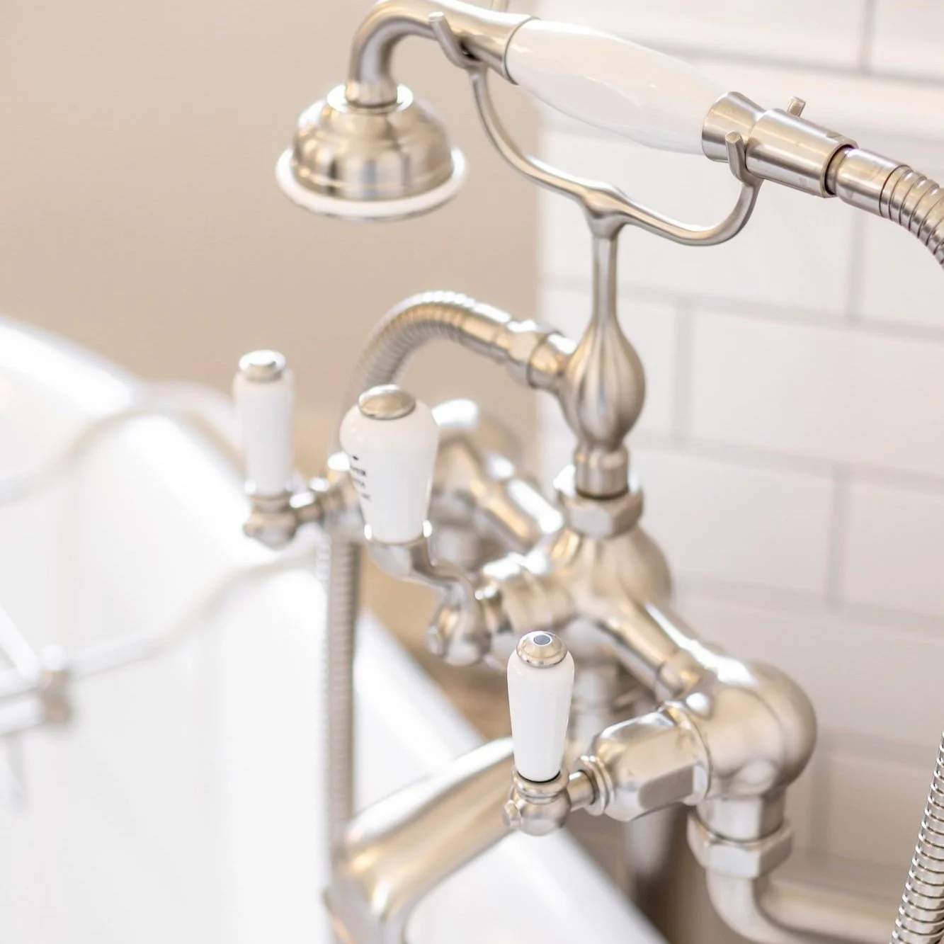 Entdecke den Charme echter englischer Handwerkskunst mit unserer Perrin & Rowe PR3501/1 CROSSHEAD ¾“ Wannenfüll- und Brausearmatur mit Kreuzgriffen, Umschalter mit weissem Porzellanhebel.