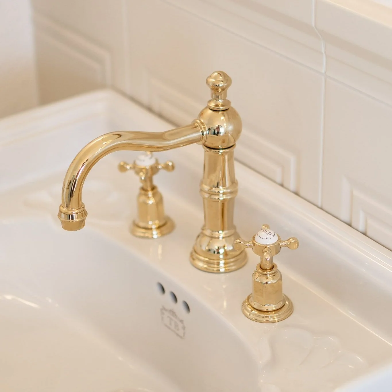 Perrin & Rowe PR3721 CROSSHEAD Waschtisch 3-Loch Mischbatterie mit Kreuzgriffen. Entdecke den Classic British Lifestyle.