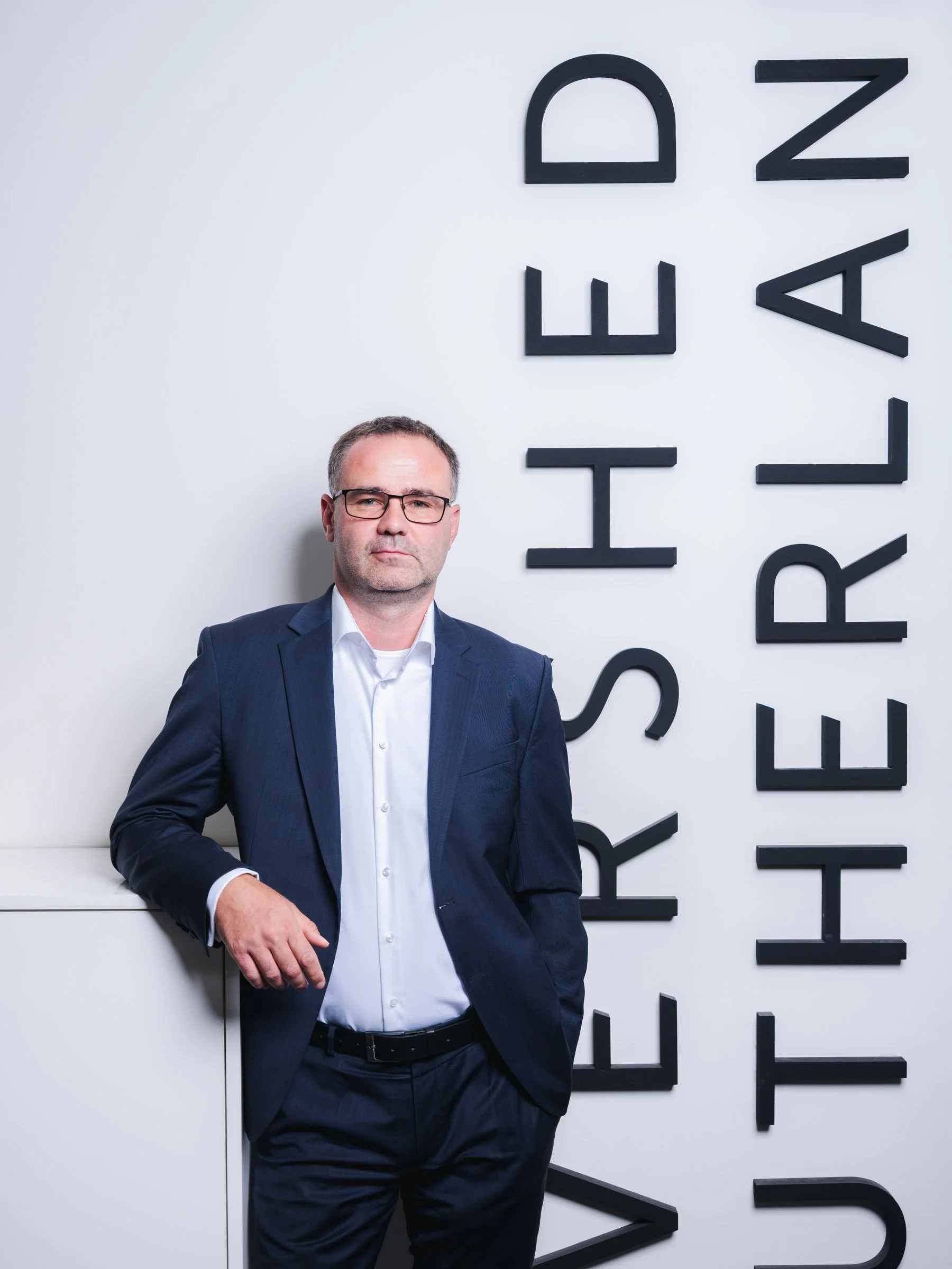 business-portret-muz-oblek-bryle-fresh-ideas-stena-praha.jpg