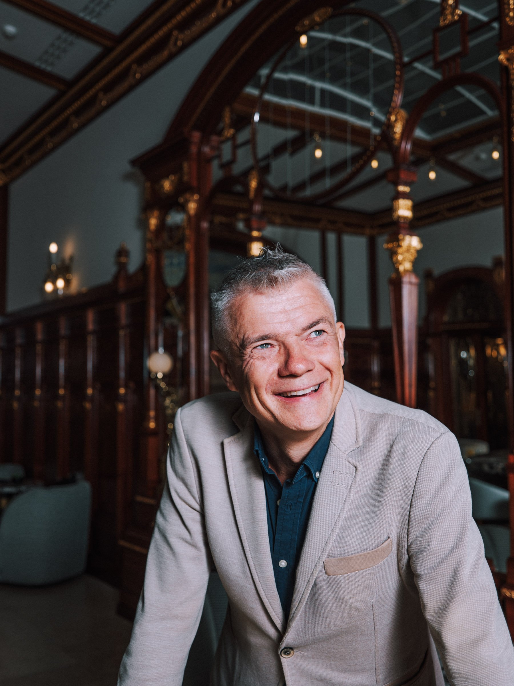 business portrét muže v kanceláři v Praze – profesionální portrétní fotograf