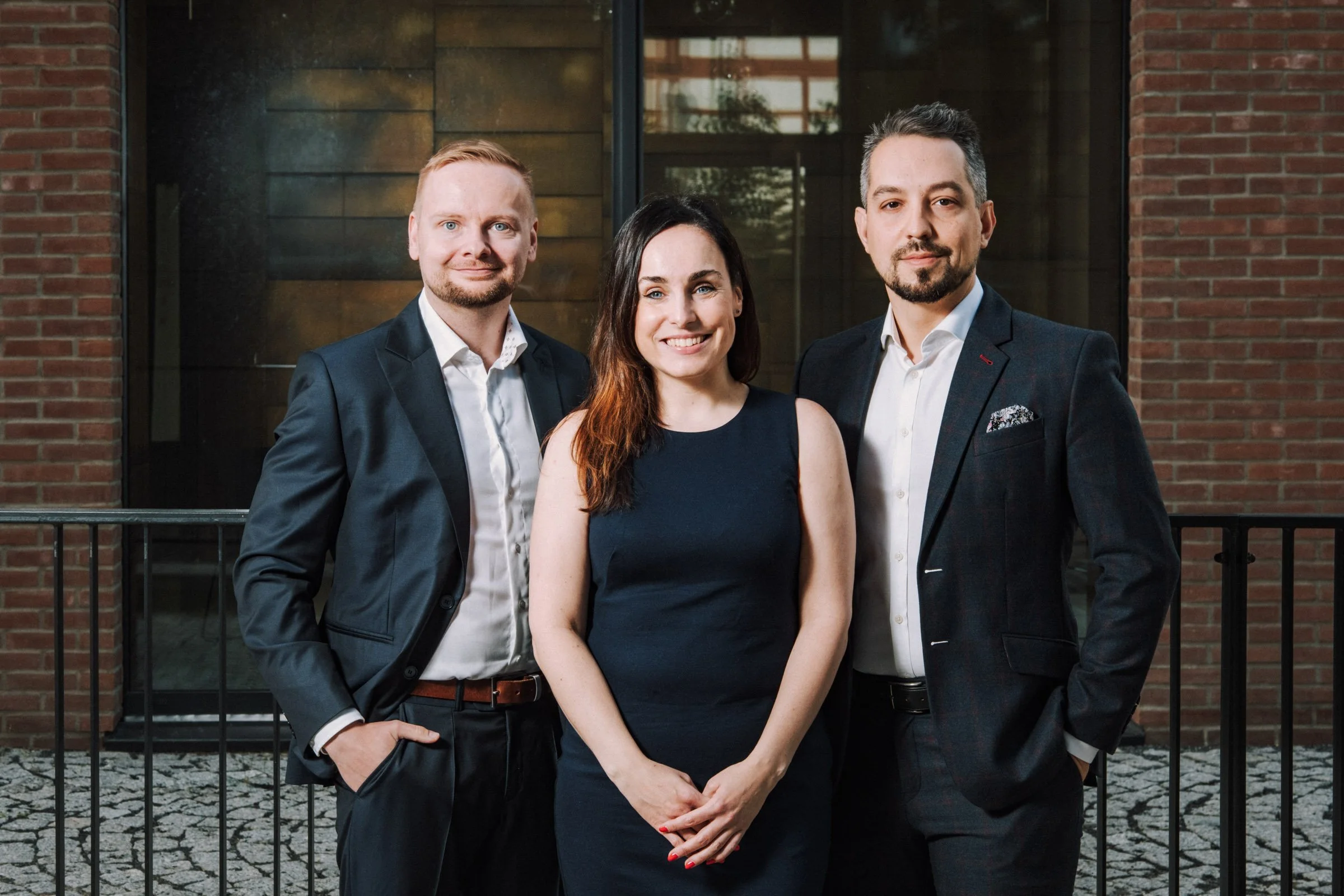 skupinový firemní business portrét tří lidí v Praze – fotograf pro firemní web