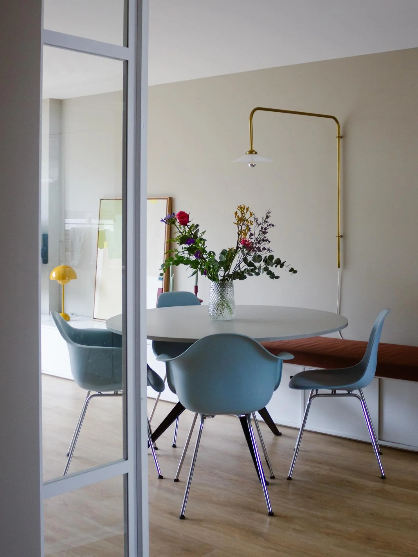 NEW PROJECT || Er staat weer een mooi project online op de website! 

Voor deze woning in het centrum van Amersfoort zochten we naar een kleurrijk palet dat rust en samenhang brengt. 
Een geheel dat klopt.
De bestaande vintage kast vormt samen met de