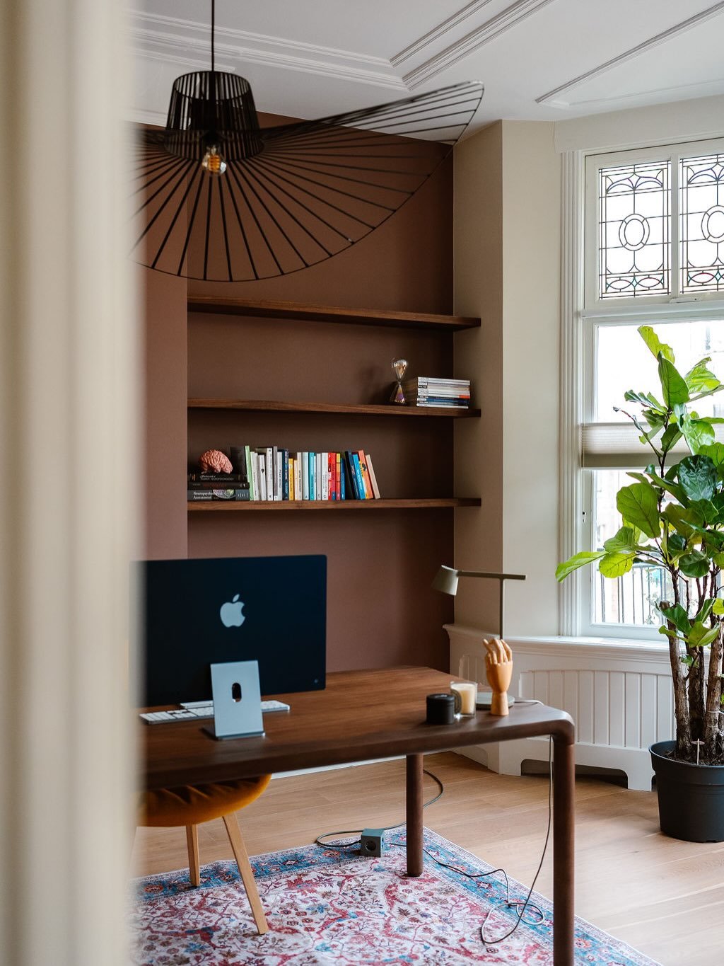 WERKKAMER || Te mooi om niet te delen hier op de gram! 

In de vorige post deelde ik al de begane grond en hier zie je de werkkamer op de eerste verdieping! Een prachtige ruimte met warme kleuren. 
Bij een online meeting hoef je je achtergrond niet t