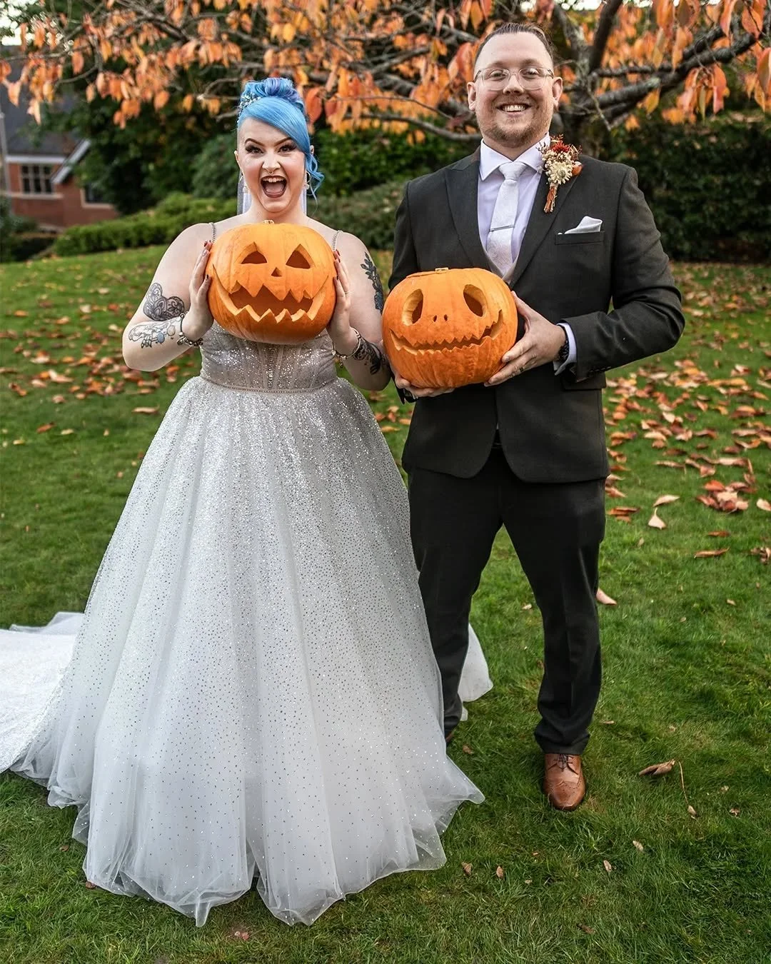 Happy Halloween and anniversary to these legends @soefisticated &amp; @morgancorf 🖤🖤🖤

#halloween #ukweddingphotographer #candidweddingphotography #welshweddingphotographer
