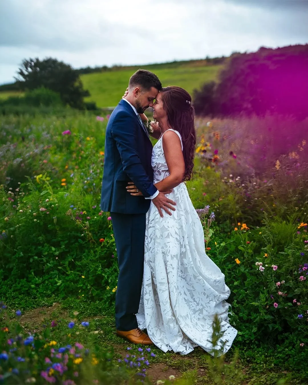 Throwing it back to the wild flower fields of @rosedewfarm for Chelsea &amp; Mike 🌺🌻🌼

@cmorris03 @mikeeds11 

Venue: @rosedewfarm 
Videographer: @jordansheehyvideo 
Band: @thewildsonsband 
Mua: @wishboneandcomb 

#rosedewfarm #wildflowers #southw