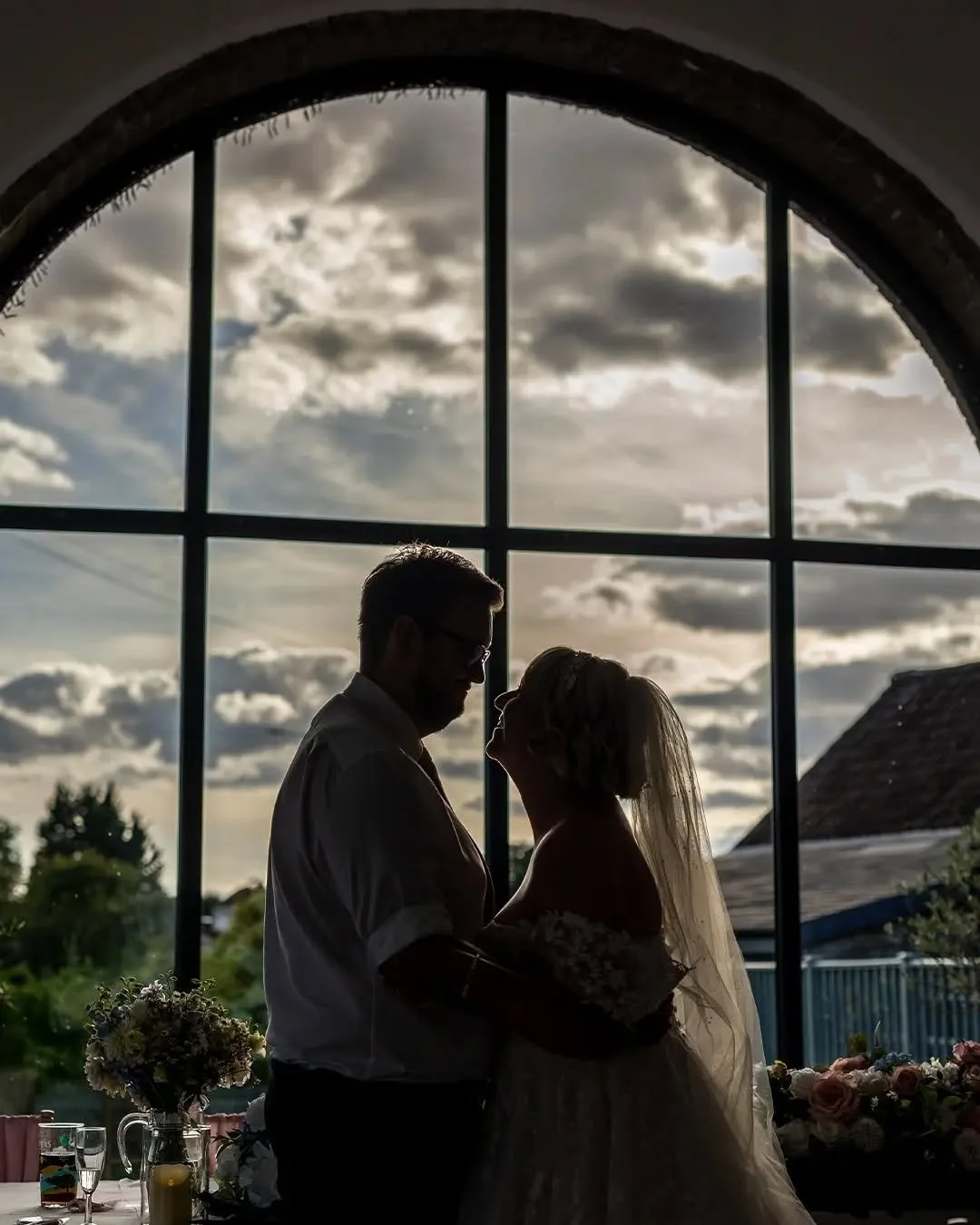 Megan &amp; Jack 🖤

The best day, love working at @mountonbrooklodge 

Venue: @mountonbrooklodge 
Flowers: @appleblossominmay 
Dress: @allaboutevebridalwear 
Hair mua: @flauntnewport @cariadbridal_ 
Decor: @heartsnflowers21