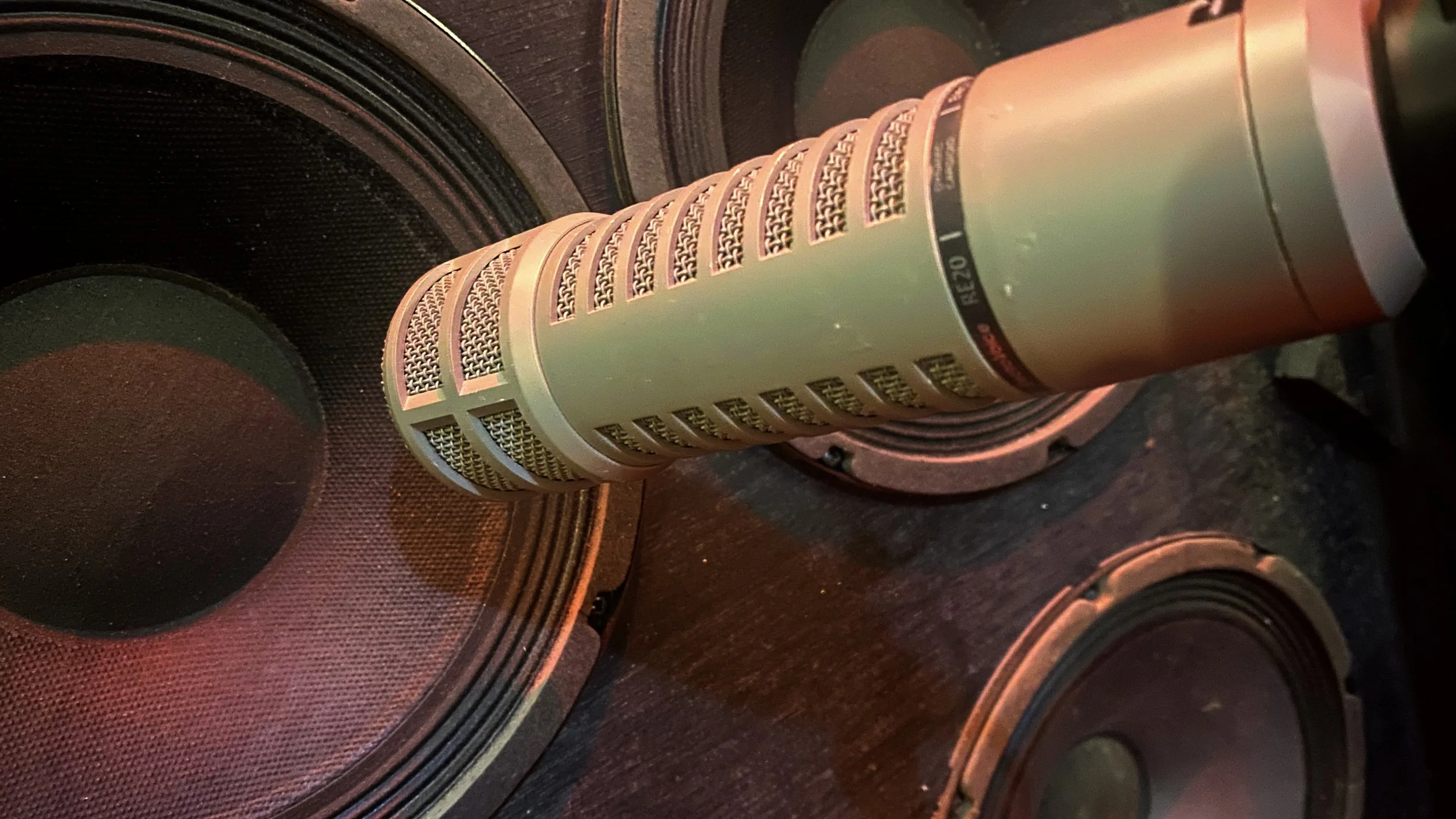 Microphone placé devant des haut-parleurs.