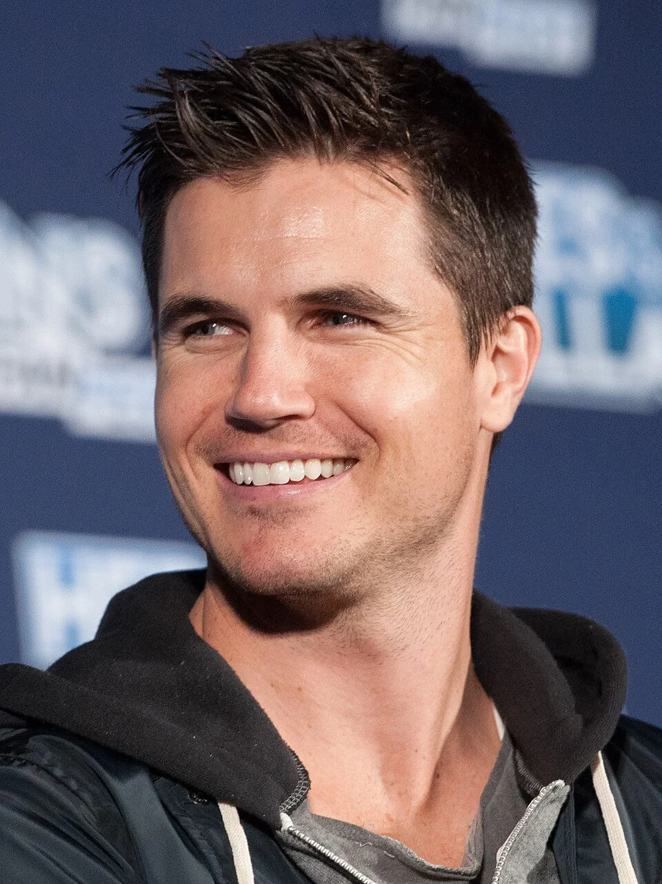 Robbie Amell @robbieamell 5M Followers