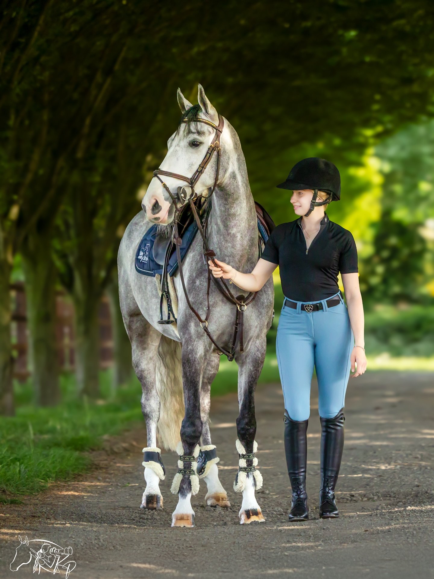Who else could photograph gorgeous greys for days? 🦄 

Swooning over the gorgeous Miss Tinks and @ride_every_stride_ at a recent shoot for @ariateurope 

📸 &copy;Kirsty Pasto, all rights reserved.

#EquestrianMedia #PR #KirstyPastoMedia #RideEveryS