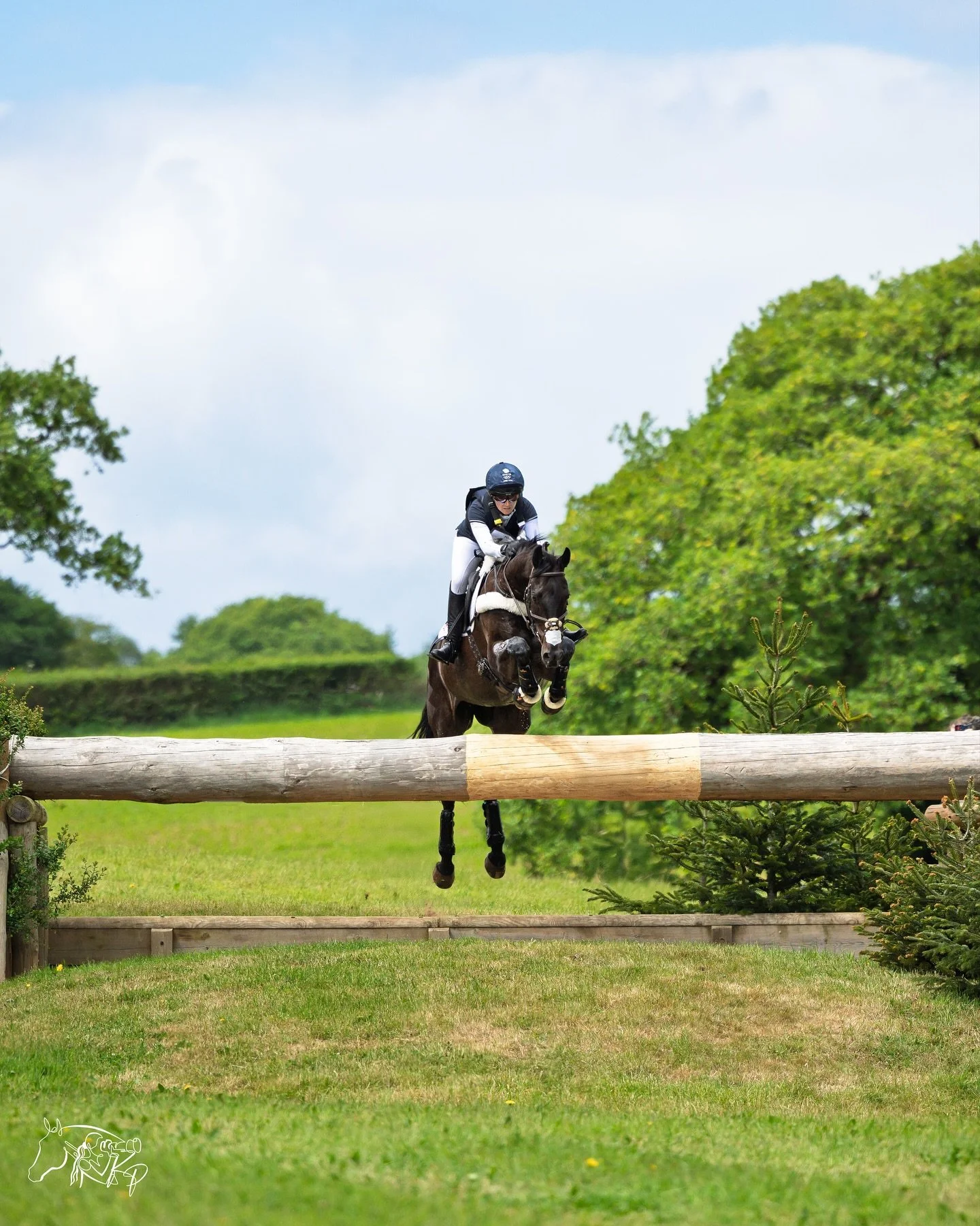 It&rsquo;s been an incredible season across the UK and Europe, but a change of scenery is on the horizon! 👀 

I&rsquo;m galloping straight into an exciting second summer down under! 🏇🏻 🇦🇺 

📸 @kirsty_pasto - pictured @laura_collett and Dacapo o