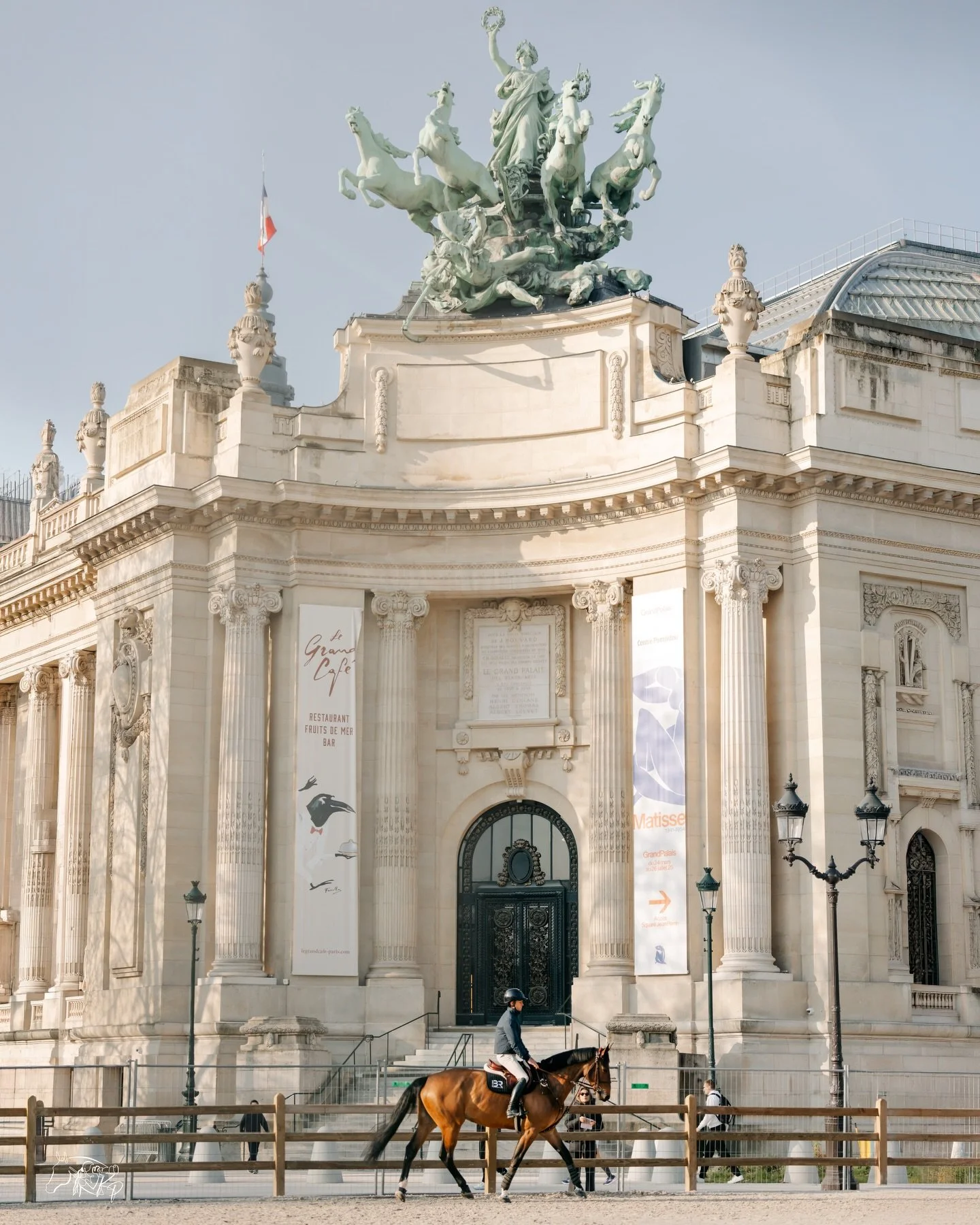 Paris is always a good idea. 🇫🇷 

@nicolas_layec and Hatlantika take in the morning sun at Saut Herm&egrave;s.

📸 @kirsty_pasto 

#KirstyPastoMedia #SautHermes