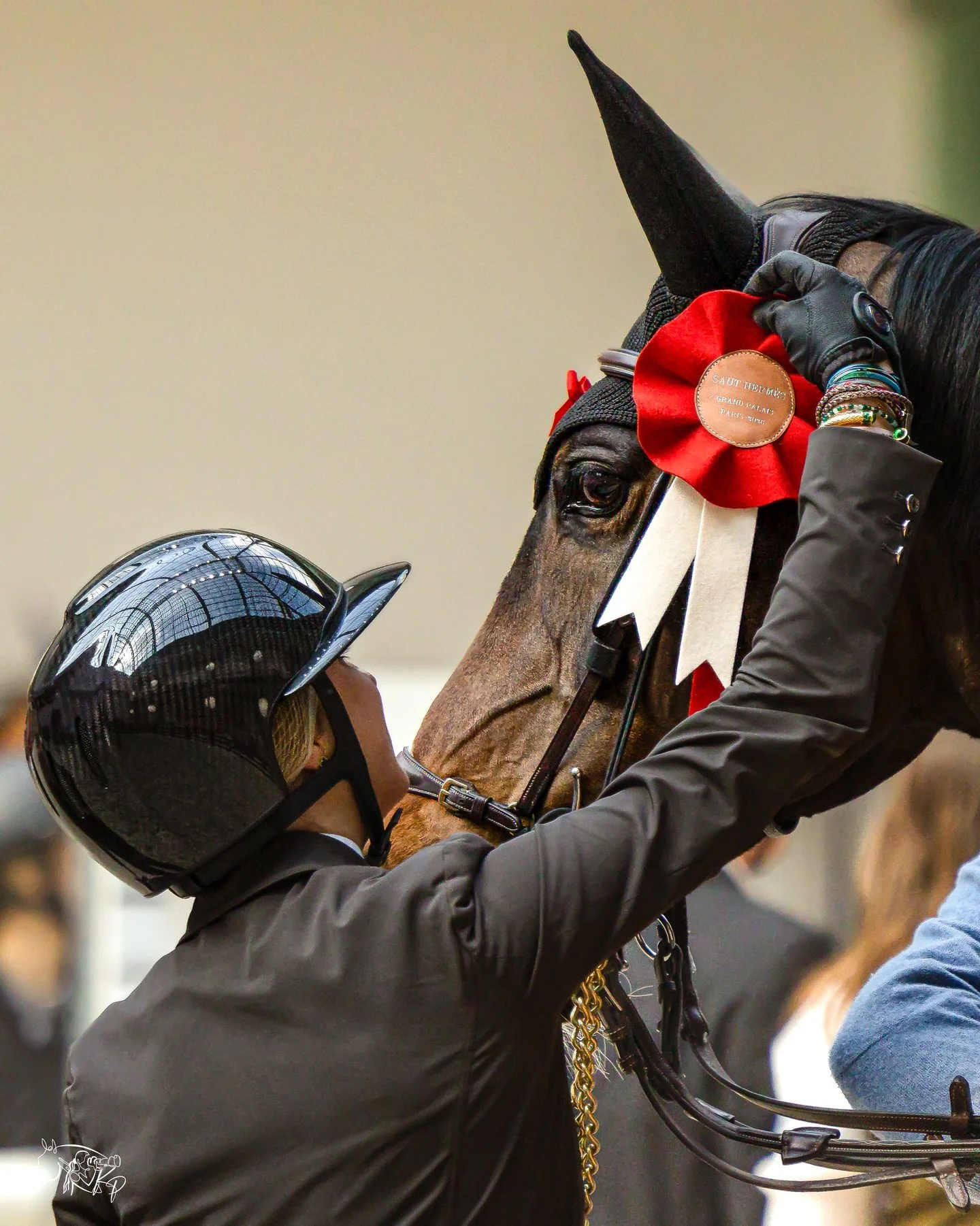 Voil&agrave;! 🏵️

@claudiamoore__ and Lover Boy SVO taking a moment to savour their first place finish in the Les Talents Herm&egrave;s.

📸 @kirsty_pasto 

#KirstyPastoMedia #SautHerm&egrave;s