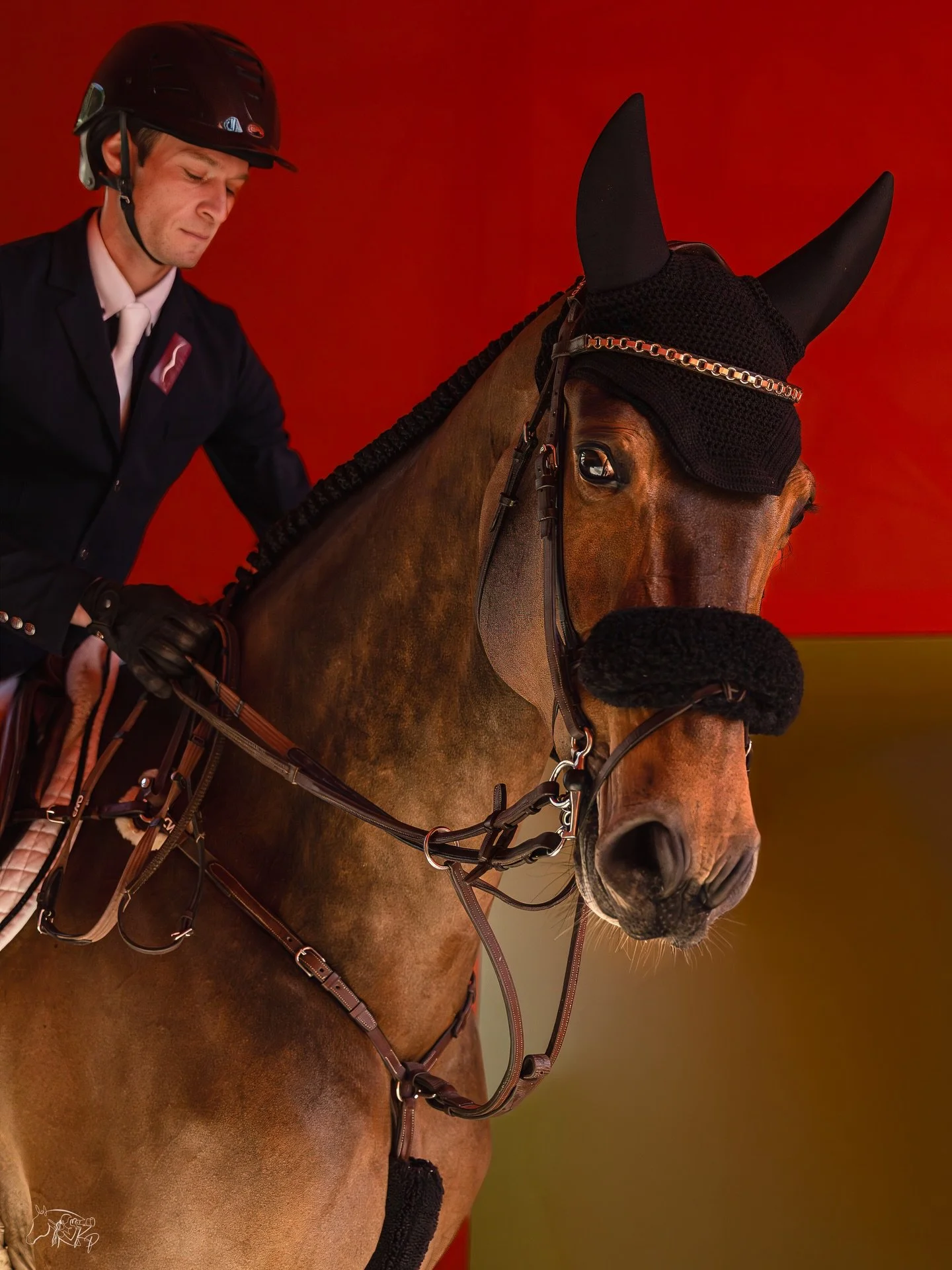 Spotted. 👀 

Hatlantika, snapped between the tunnel and the spotlight at Saut Herm&egrave;s.

📸 @kirsty_pasto 

#KirstyPastoMedia #SautHermes @nicolas_layec