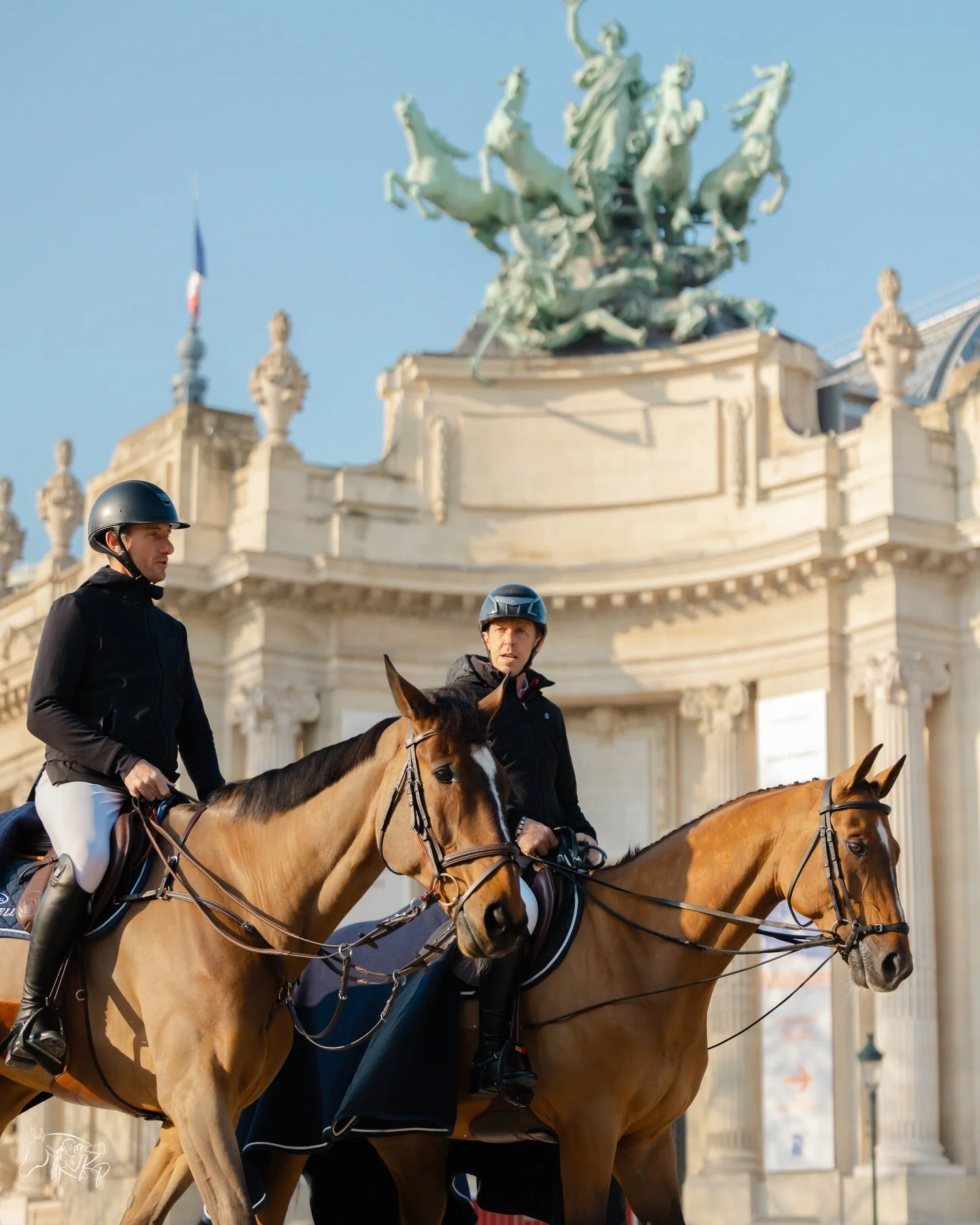 Debriefs done right. 🇫🇷 

📸 @kirsty_pasto 

#KirstyPastoMedia #SautHermes
