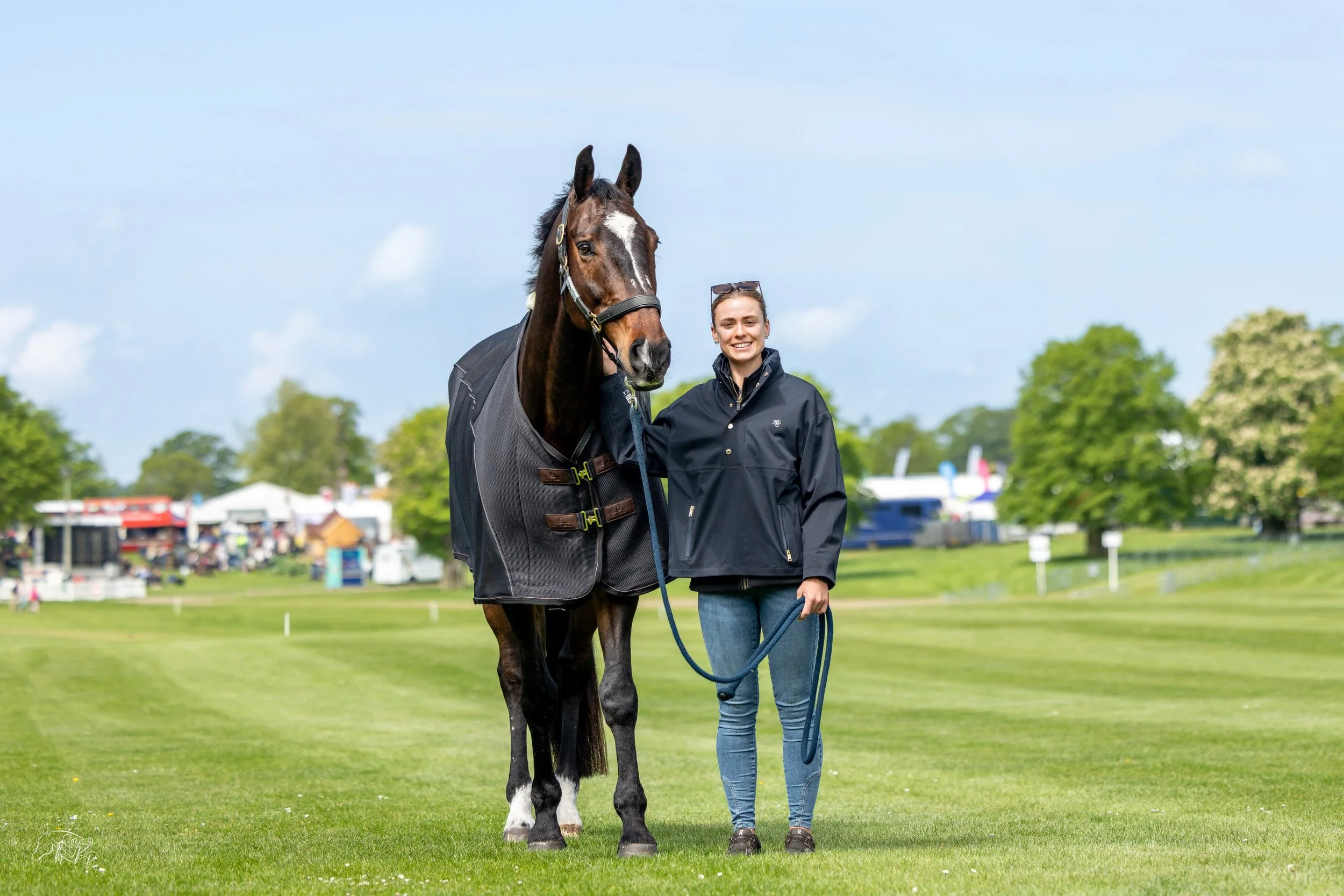 How it started vs how it&rsquo;s going! ⭐️

@siobhan_binns and Ballycoog Breaker Boy have their @bhorsetrials routine down to a T.

Pre-dressage: sunshine and smiles
Post-dressage: smiles and pats 

📸 @kirsty_pasto 

#KirstyPastoMedia #Eventing #BHT