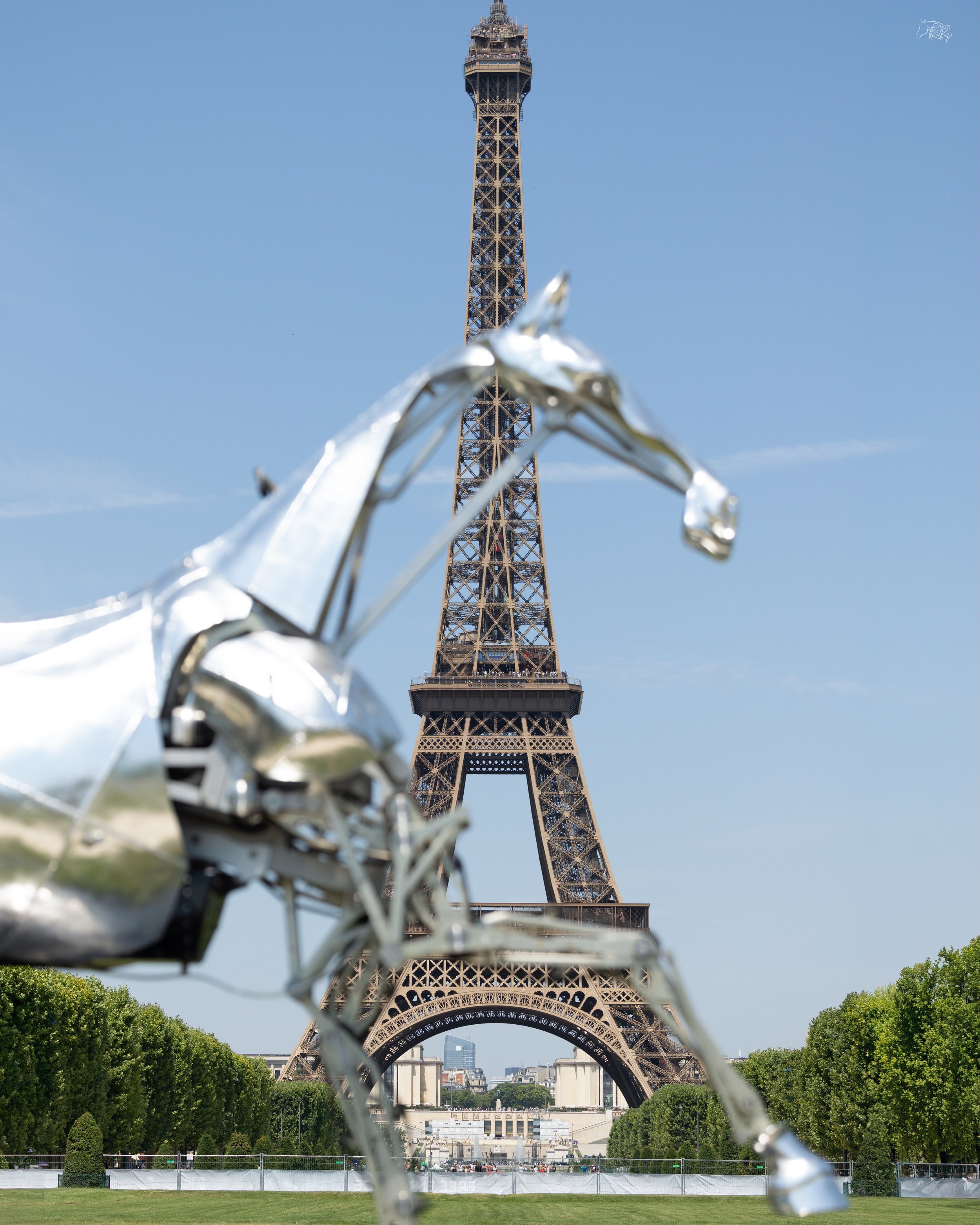 Two Paris icons, both timeless. ⏳

The Iron Lady has watched over the city for more than a century, while ZEUS galloped into history at @paris2024. 🇫🇷

📸 @kirsty_pasto 

#KirstyPastoMedia #LPEJ2026 #PrixJeanRochefort @longinespariseiffeljumping