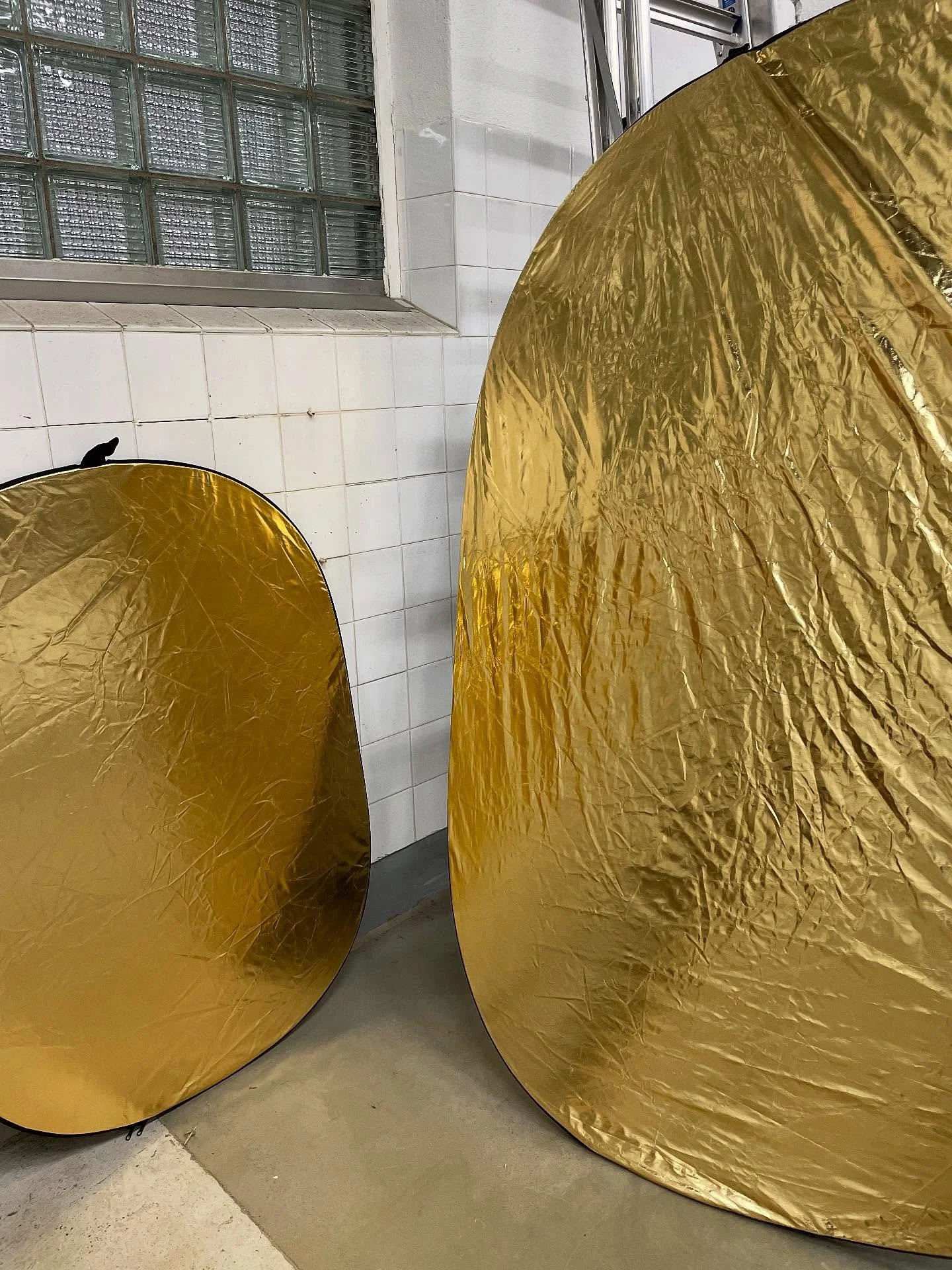 📸 Vanhan meijerin tyhj&auml; halli muuntui valokuvastudioksi p&auml;iv&auml;n ajaksi. Kuvasimme tulevaa varten omia br&auml;ndi- ja henkil&ouml;kuvia ja hyvin mahtui! Teollinen ymp&auml;rist&ouml; ja pehme&auml; studiotausta toimivat hyvin yhteen ✨
