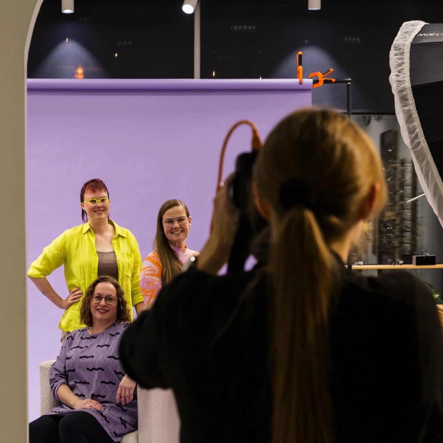 Br&auml;ndikuvausp&auml;iv&auml; Kokkolan N&auml;k&ouml;keskuksella oli iloa, v&auml;ri&auml; ja hyv&auml;&auml; tunnelmaa 📸 Taltioimme mm. ryhm&auml;-, pari ja yksil&ouml;kuvia monipuoliseen br&auml;ndi&auml; vahvistavaan kampanja- ja mainosk&auml;