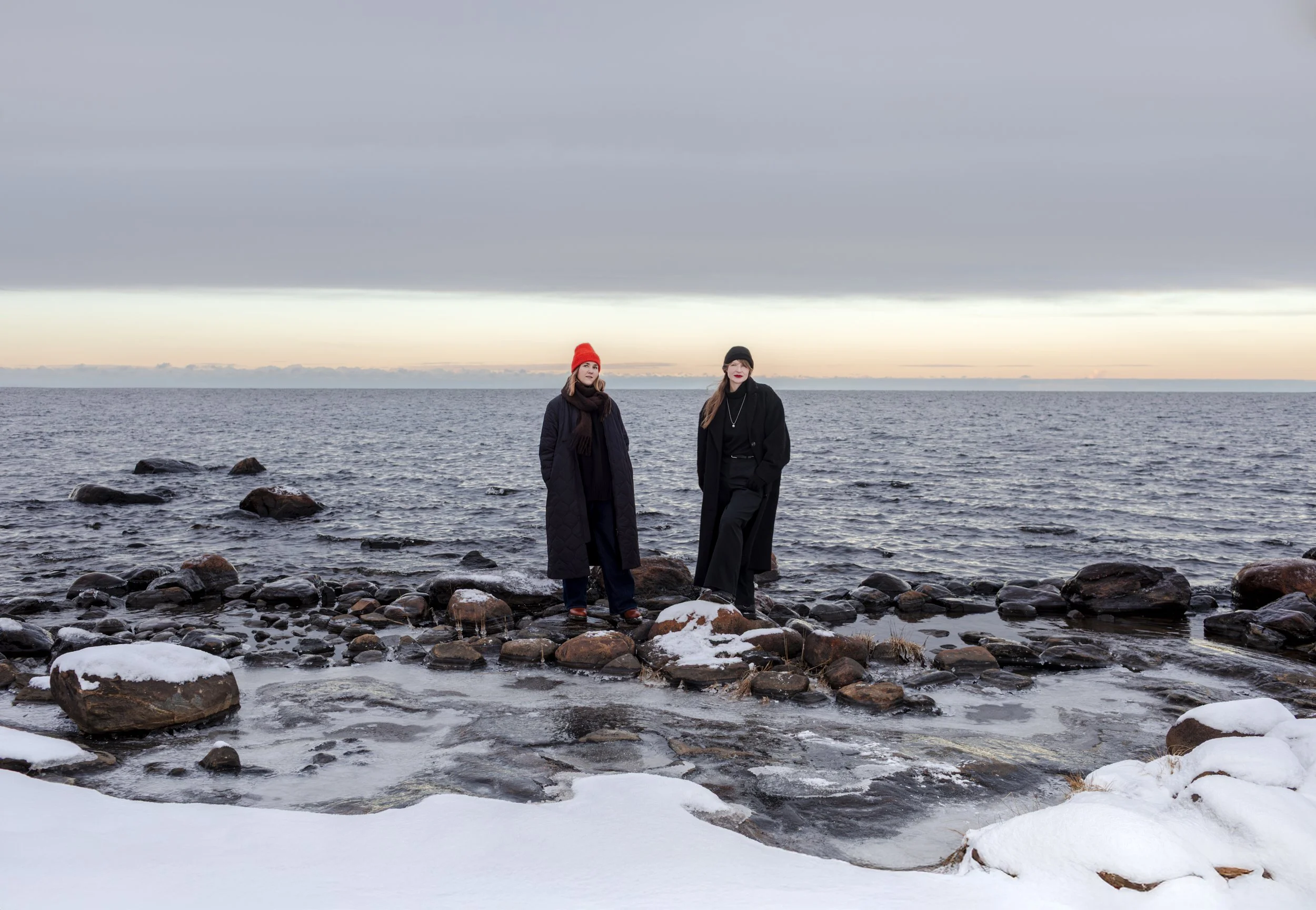 Anu ja Emmi seisomassa kivillä meren keskellä Kokkolan Hällskärissä