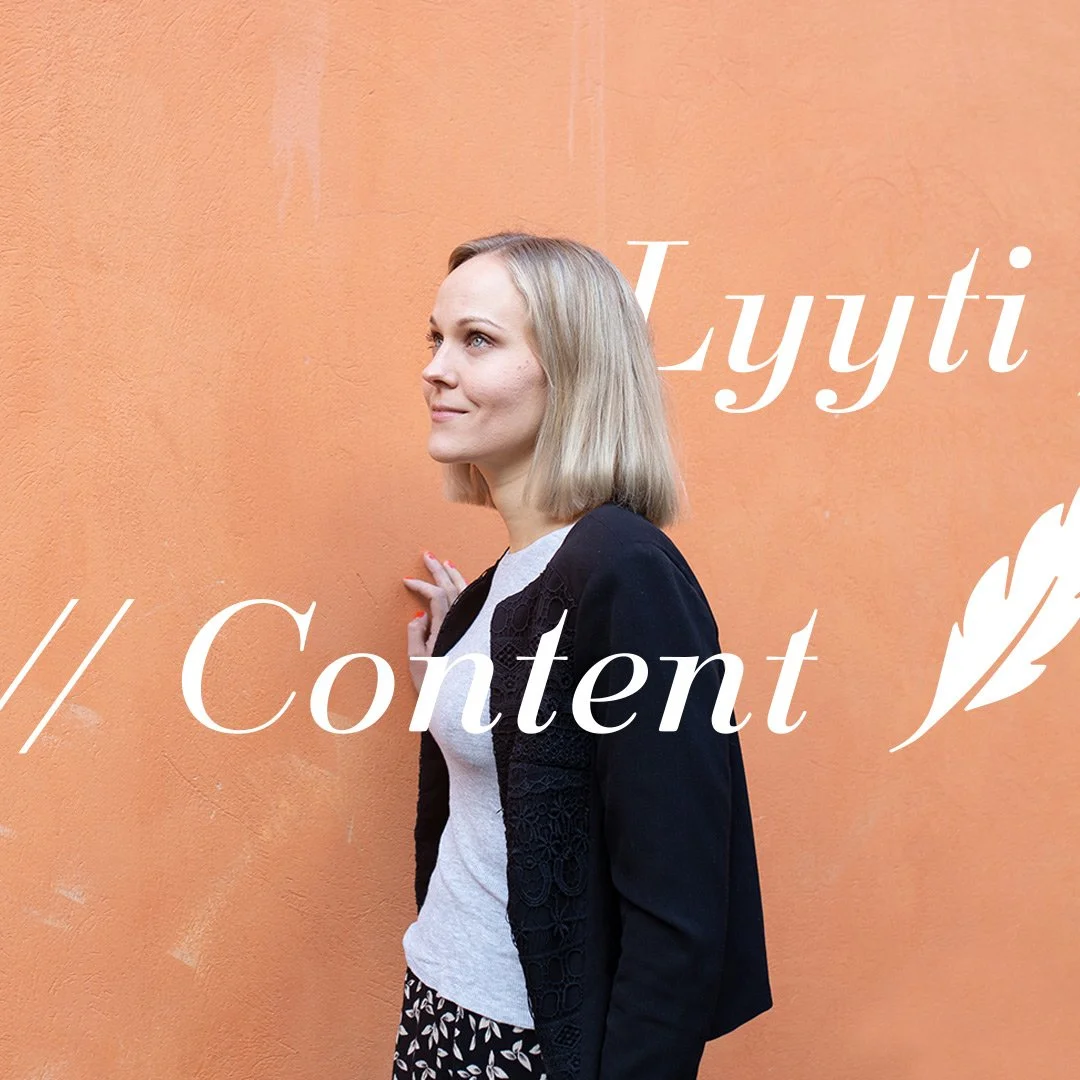 Yrittäjä persikanväristä rapattua seinää vasten katselee vasemmalle ylös, kuvan päällä logot