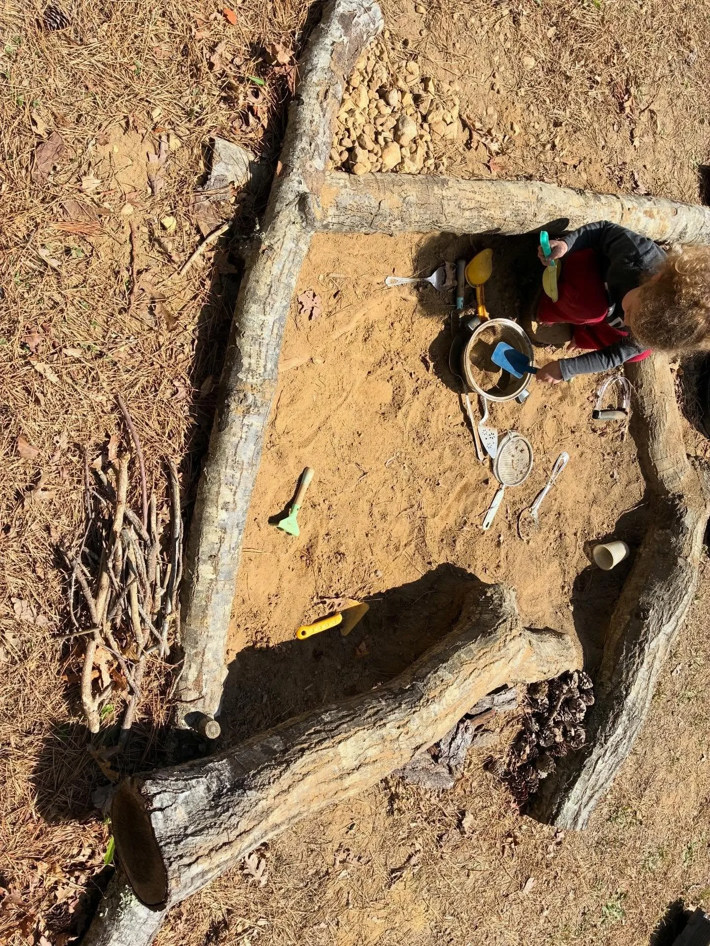 Sometimes loose parts in the dig pit turn into manicures 🤩🤷🏻&zwj;♀️💅🏼☀️ #thisishowwelooseparts #urbanforestschool