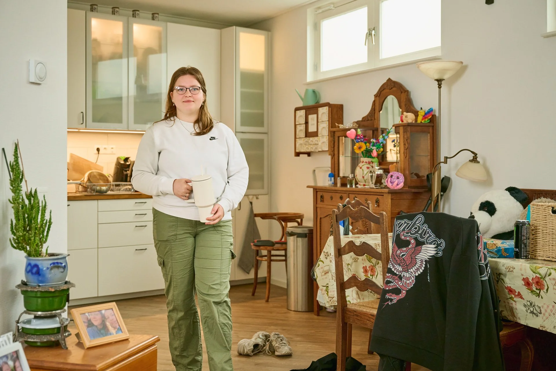 Een jonge vrouw loopt door haar appartement.