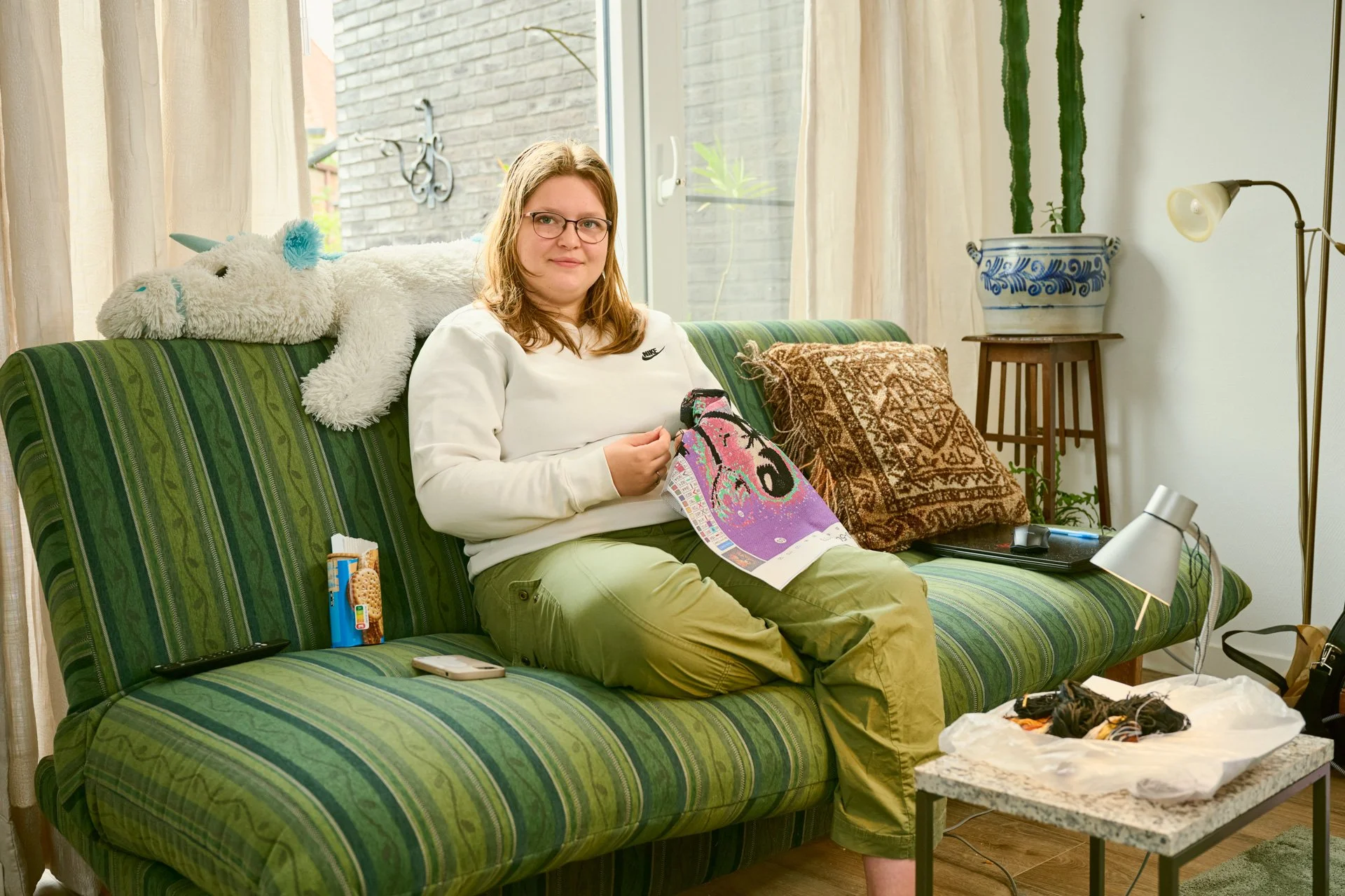 Een jonge vrouw is aan het borduren. 