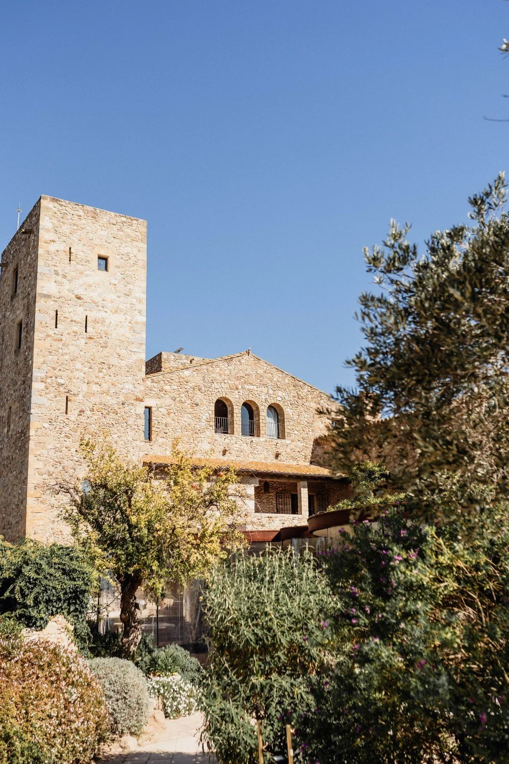 Castell d'Empordà, a historic wedding venue surrounded by the landscapes of the Costa Brava.