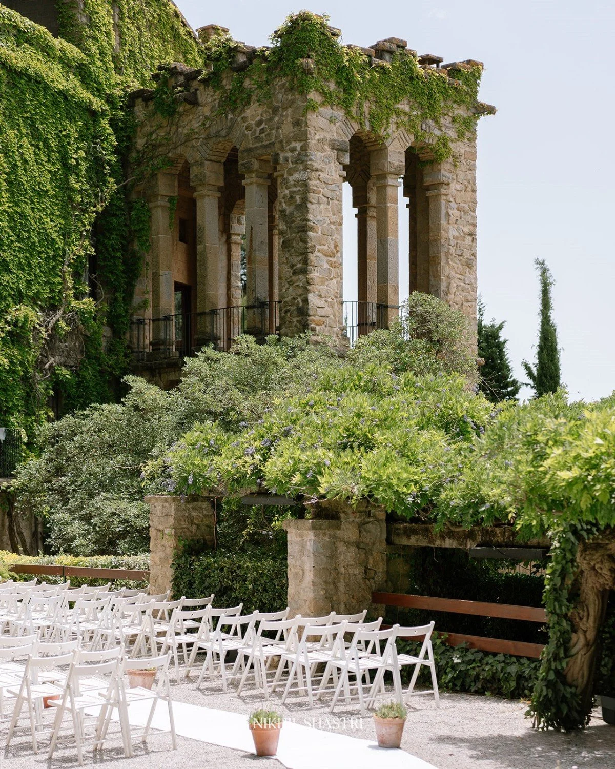 Elegant outdoor wedding ceremony setup at La Baronia Castell in Catalonia.
